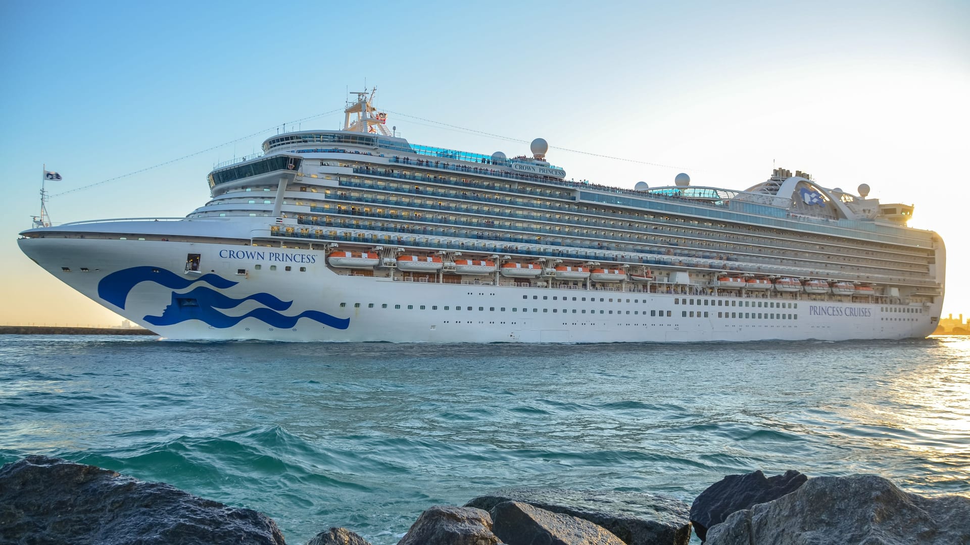 Die "Crown Princess" (Archivbild): Das Schiff wurde Ende Februar auf einer Neuseeland-Rundreise getroffen.