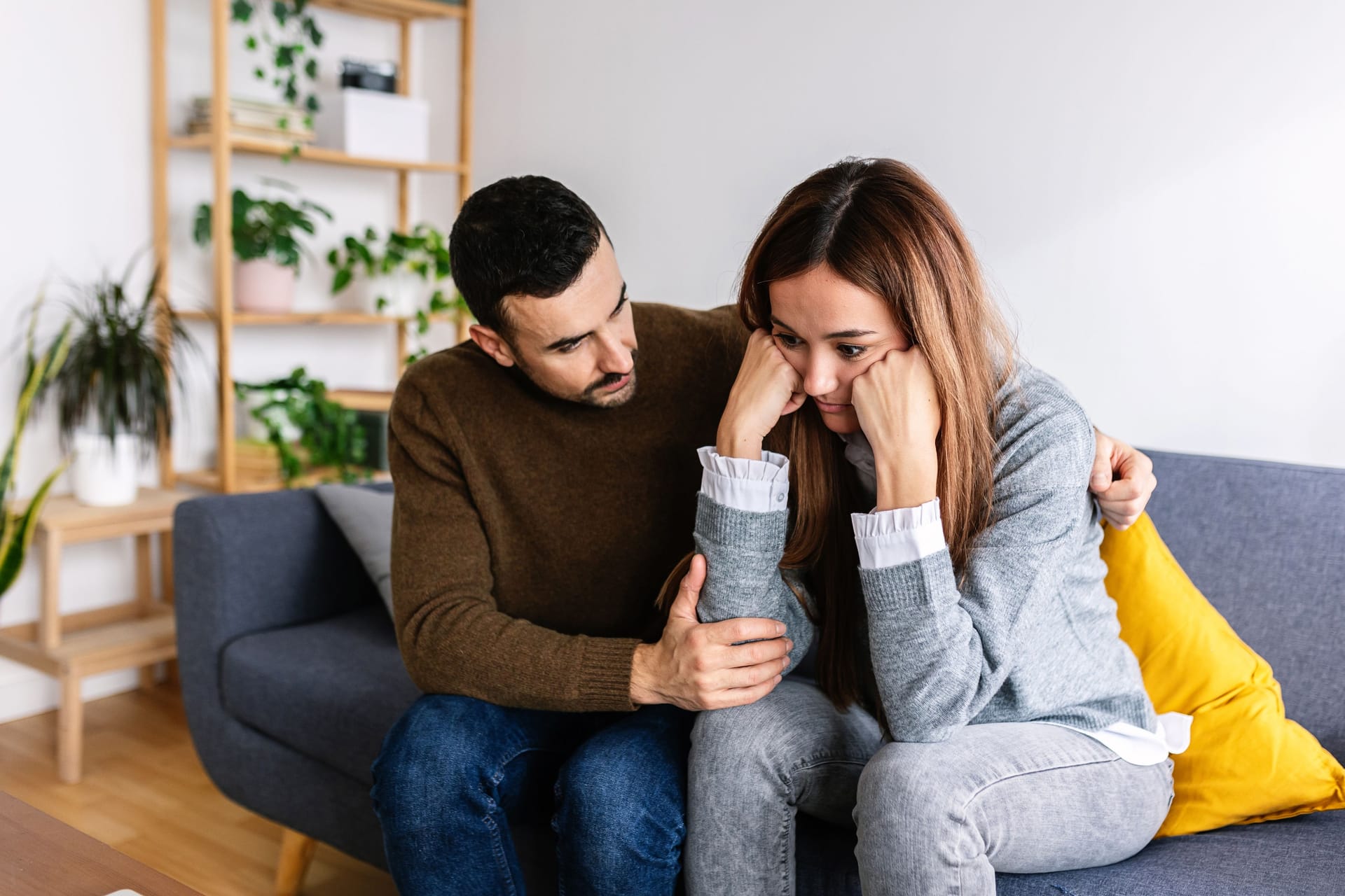 Mann tröstet junge Frau (Symbolbild): Wenn Angehörige während einer depressiven Phase zur Seite stehen, kann das eine Entlastung sein.