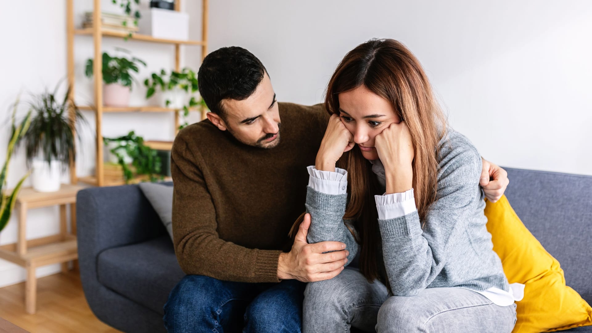 Mann tröstet junge Frau (Symbolbild): Wenn Angehörige während einer depressiven Phase zur Seite stehen, kann das eine Entlastung sein.