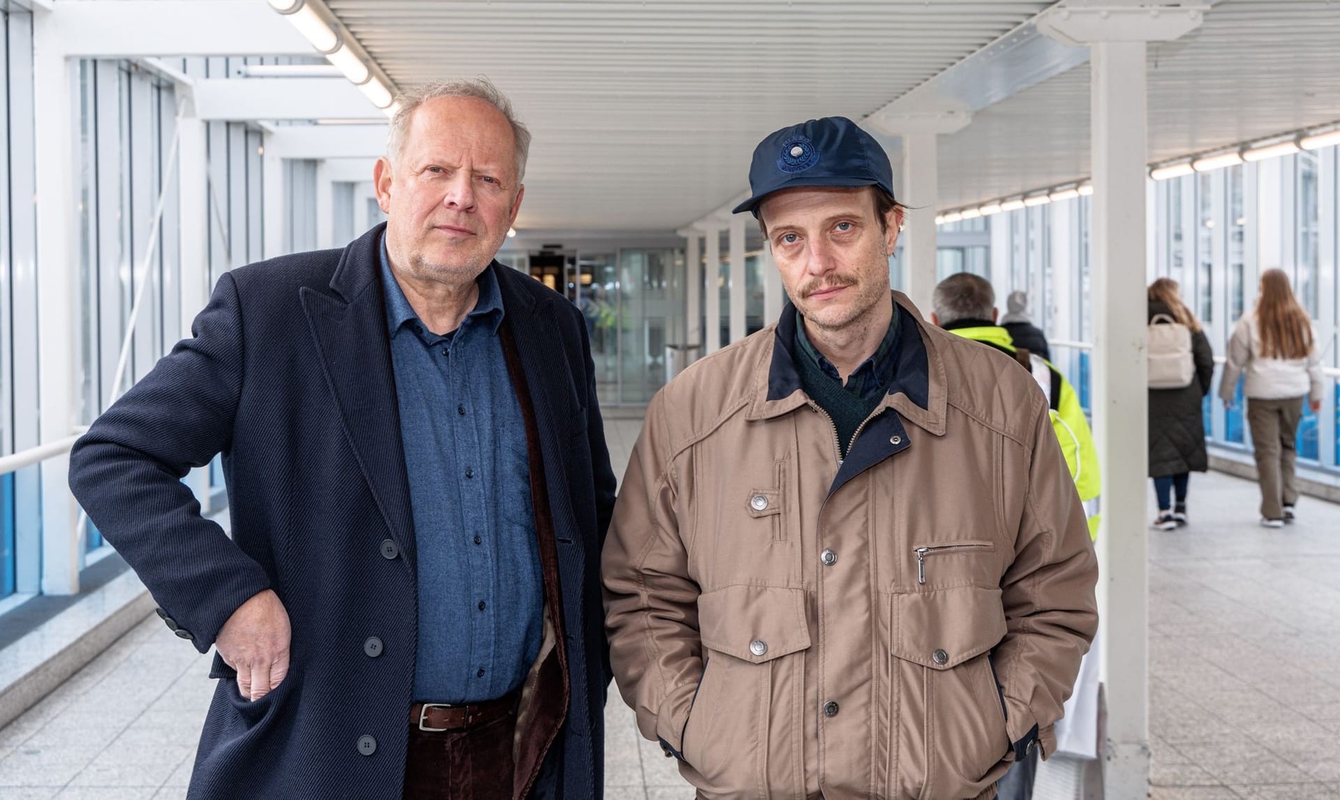 Axel Milberg (l) und August Diehl: Die Schauspieler spielen zusammen im "Tatort" mit.