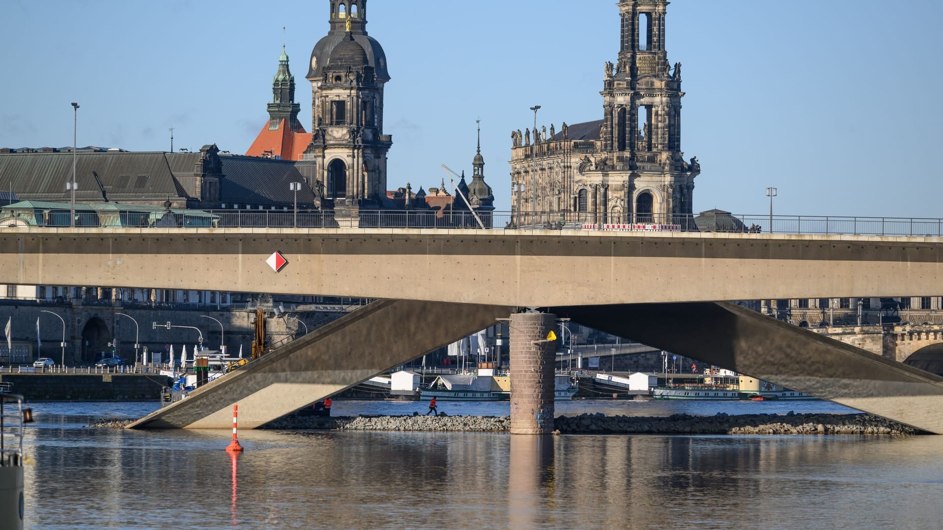 17.03.2025, Sachsen, Dresden: Blick auf den noch erhaltenen und den teileingestürzten Brückenzug der Carolabrücke. Die Stadt Dresden informiert heute zum Abschluss der Maßnahmen zur Kampfmittelsondierung im Bereich der Carolabrücke Die Maßnahmen waren zur Vorbereitung auf den Abriss der Brückenzüge A und B notwendig. Foto: Robert Michael/dpa