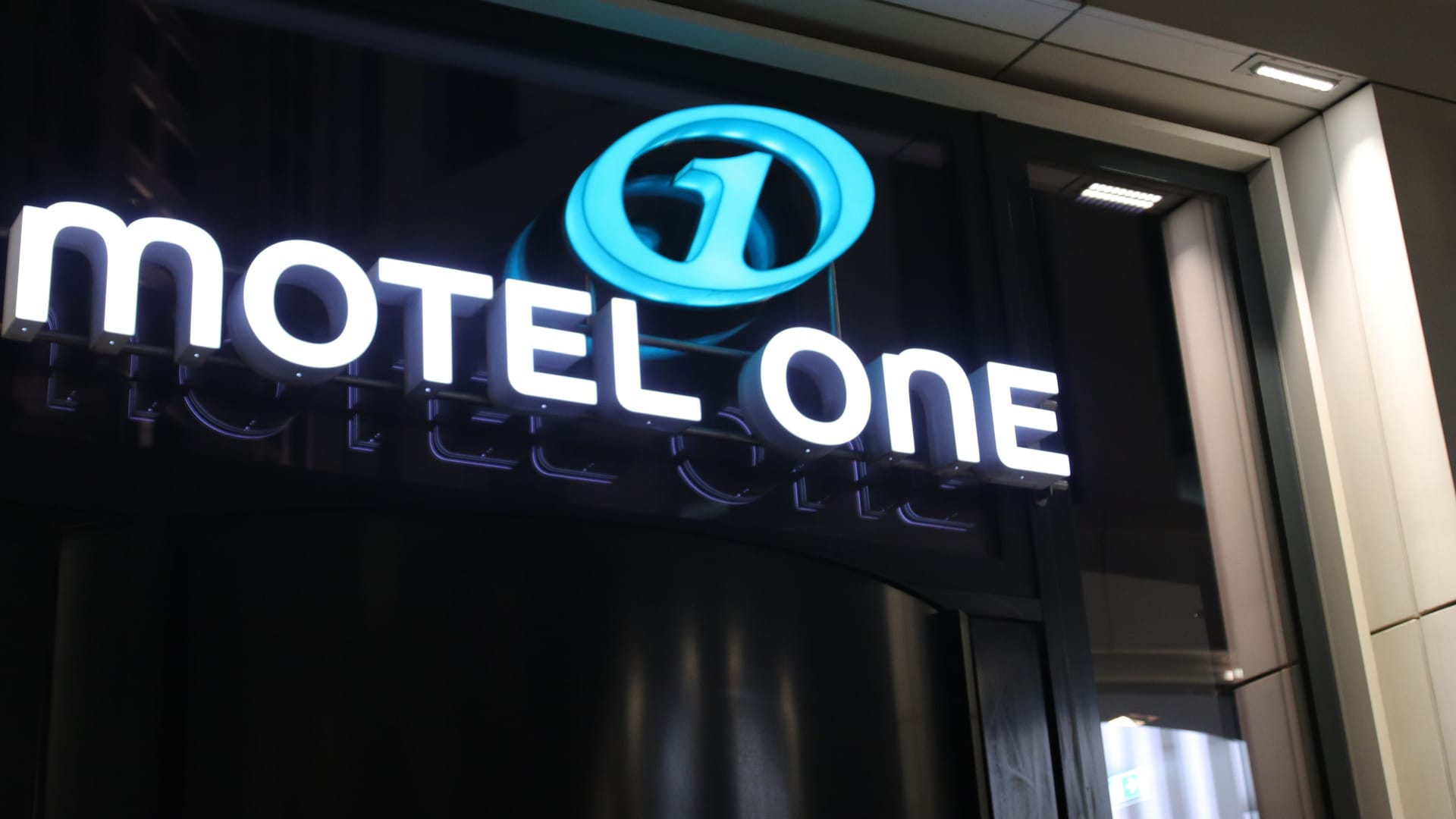 Das Motel One Logo an einem Hotel in Berlin (Symbolbild): Der Gründer des Unternehmens bleibt Unternehmenschef.