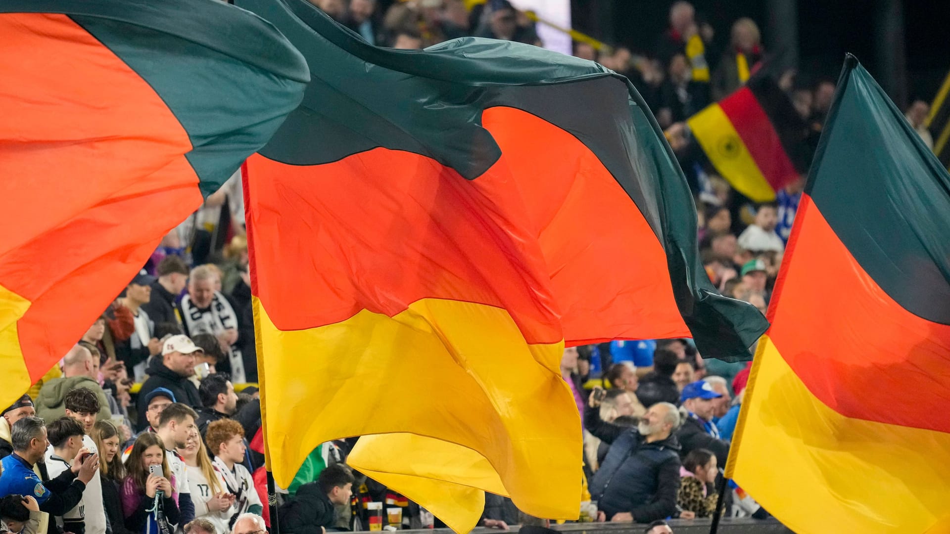 Deutsche Fans im Signal Iduna Park: Während der Nationalhymne Italiens wurde gepfiffen.