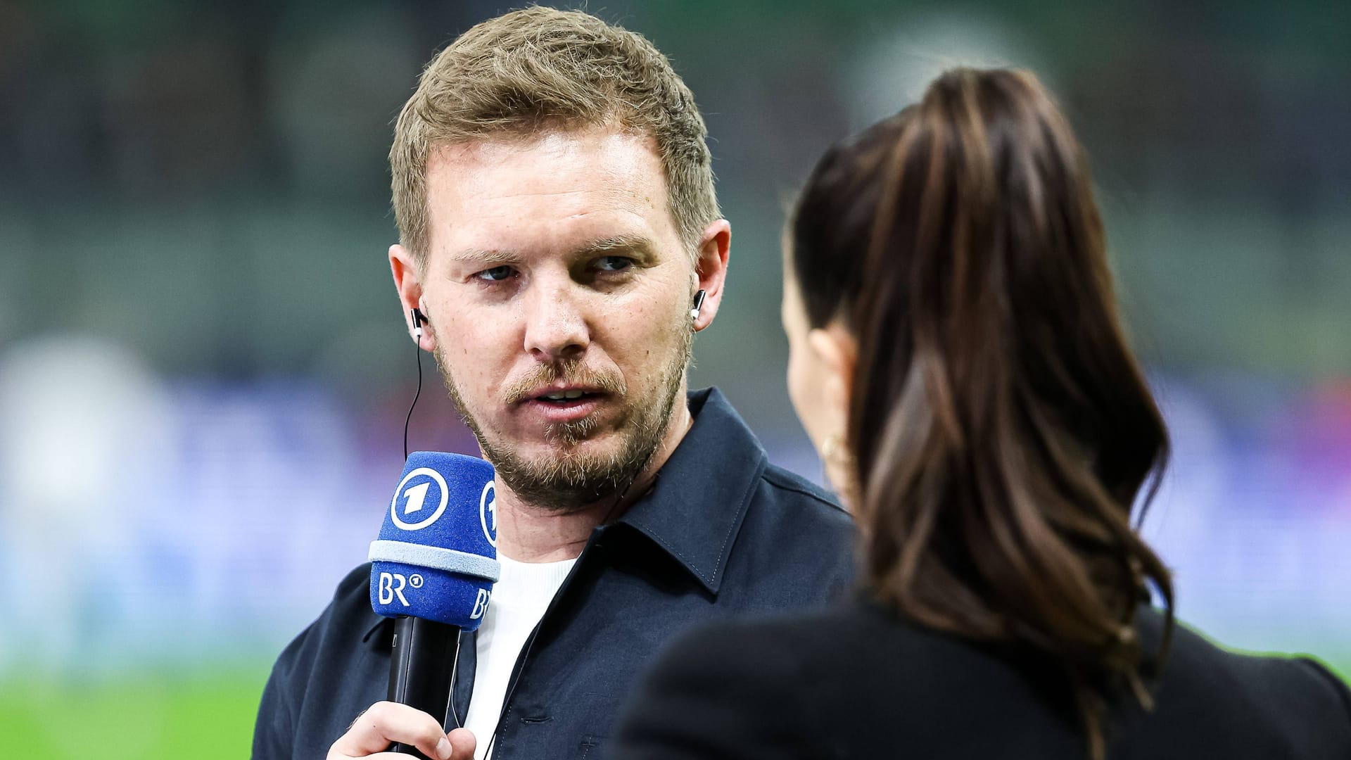 Ernster Blick: Bundestrainer Nagelsmann im Gespräch mit ARD-Moderatorin Sedlaczek.