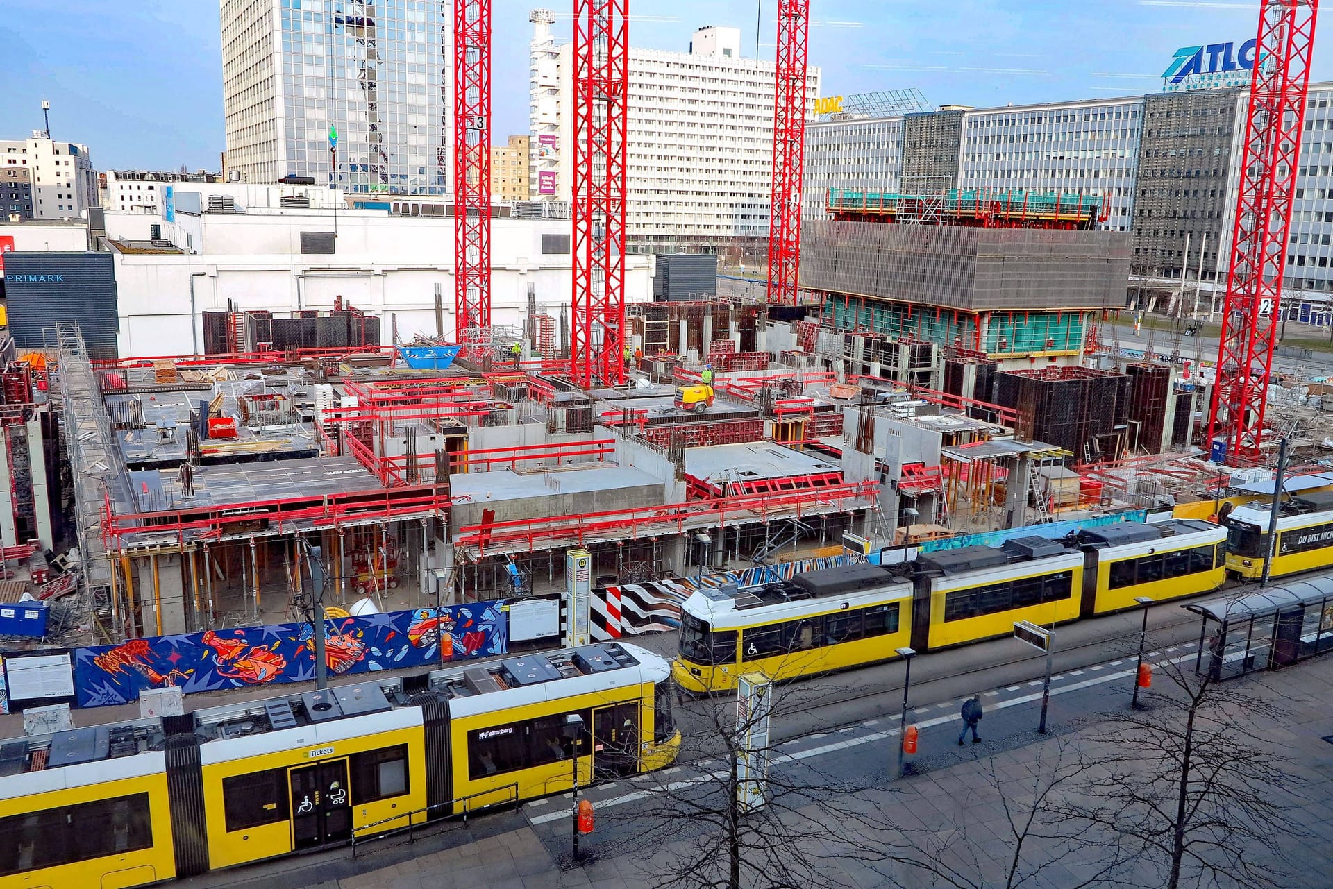 Zwar noch nicht fertig, aber schon länger im Bau: Am Alexanderplatz entsteht das Hochhausprojekt von Covivio. Nachdem der U-Bahnhof der U2 im Herbst 2022 wegen der Bauarbeiten um einige Zentimeter abgesackt war, verzögerte sich das Projekt um einige Zeit. Geplante Höhe bei der Fertigstellung: 133 Meter