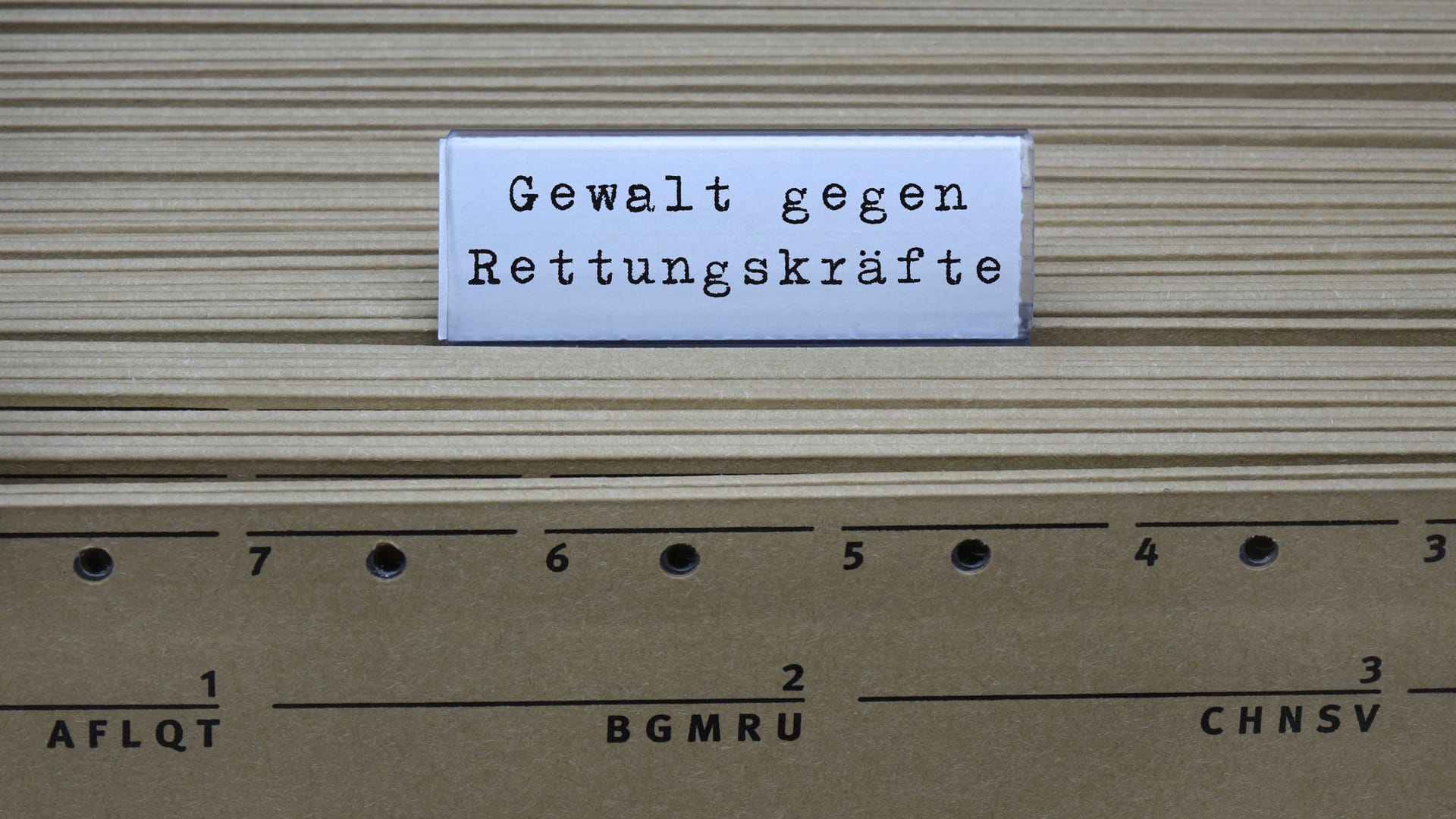 Hängeregister und Gewalt gegen Rettungskräfte (Symbolbild): Die Zahl der Angriffe auf sie hat in Hannover einen neuen Höchststand erreicht.