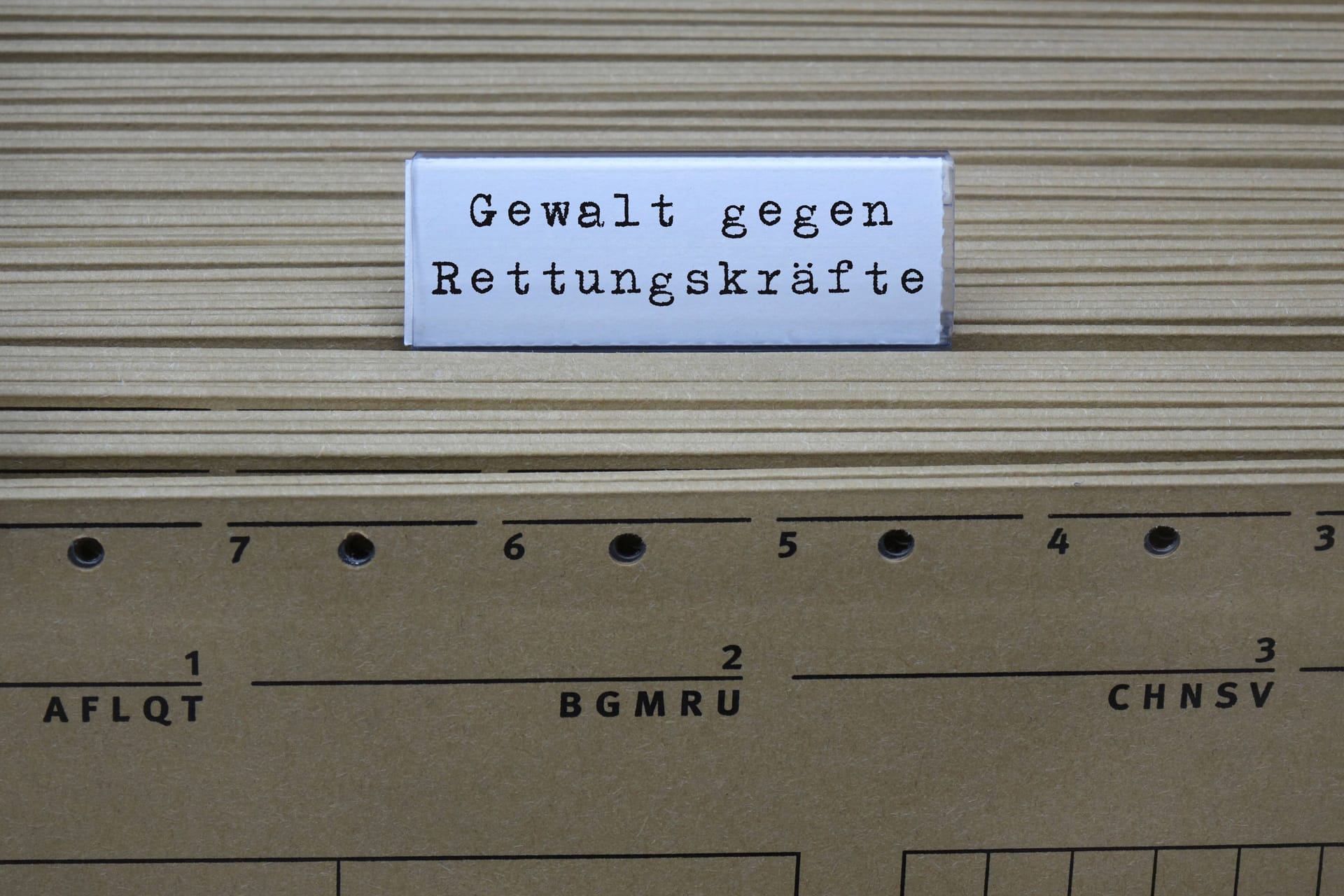 Hängeregister und Gewalt gegen Rettungskräfte (Symbolbild): Die Zahl der Angriffe auf sie hat in Hannover einen neuen Höchststand erreicht.