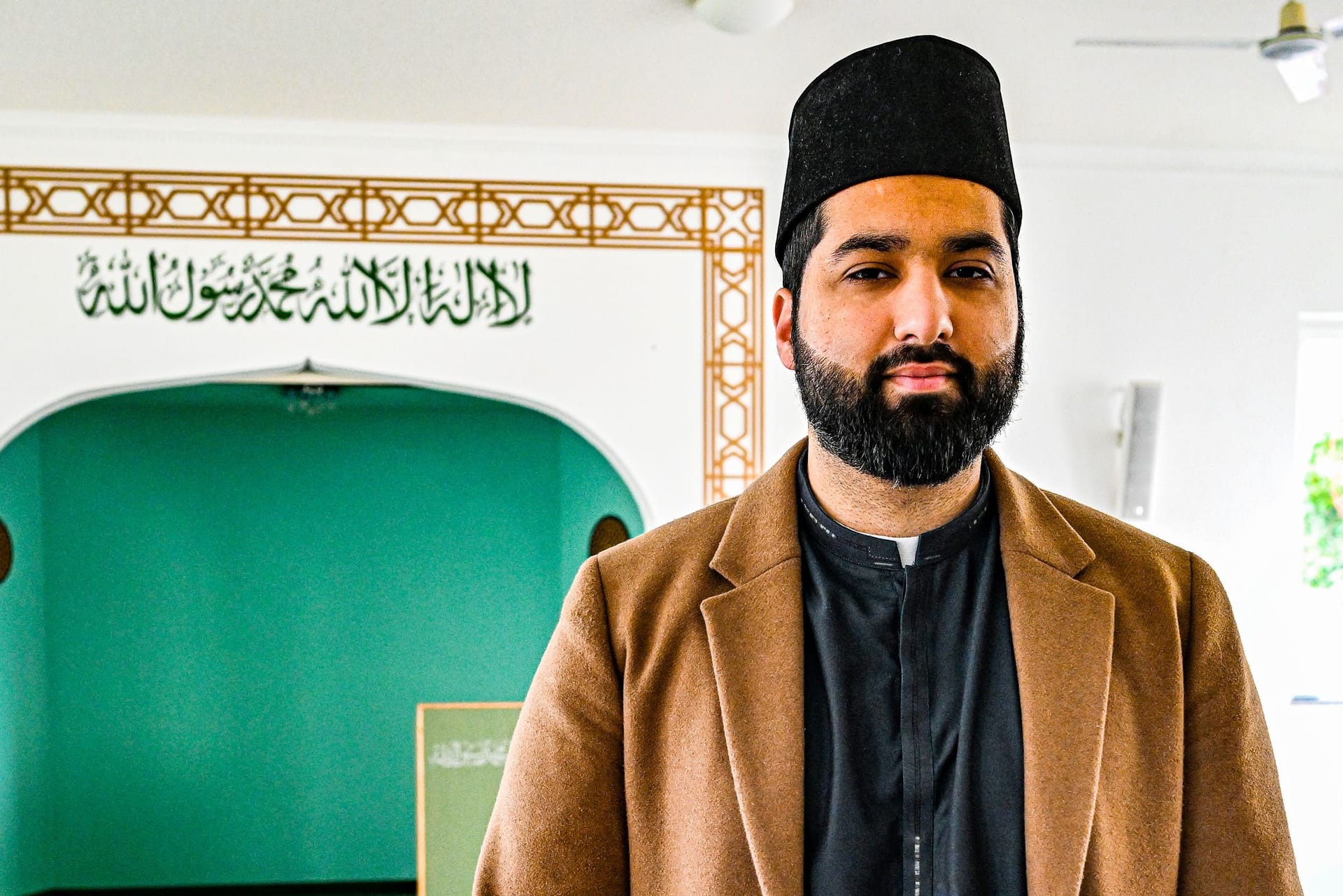 Imam Scharjil Khalid von der Ahmadiyya Moschee in Heinersdorf (Archivbild): Er bekommt den Hass auf Muslime durch seine Gemeinde hautnah mit.