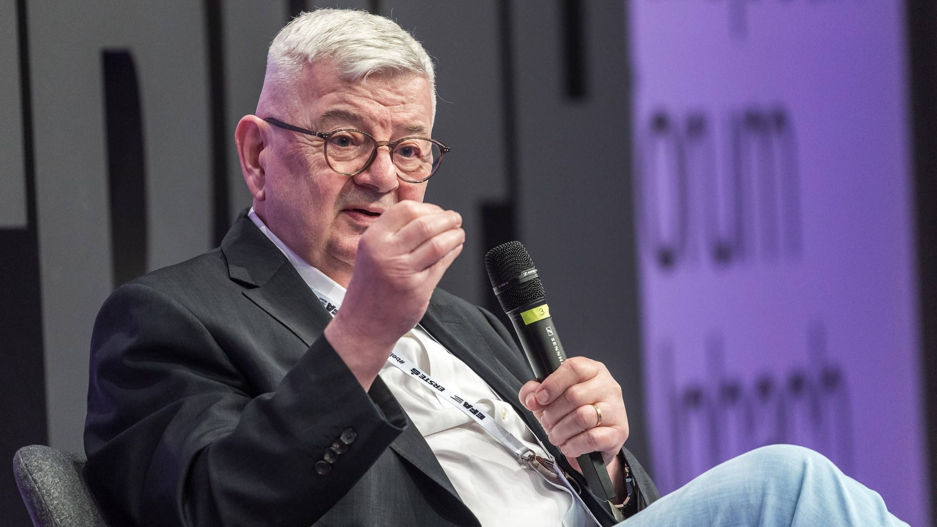 Joschka Fischer bei einer Veranstaltung in Österreich (Archivbild): Der ehemalige Außenminister rät dazu, die Verbindungen zu den USA nicht abzubrechen.