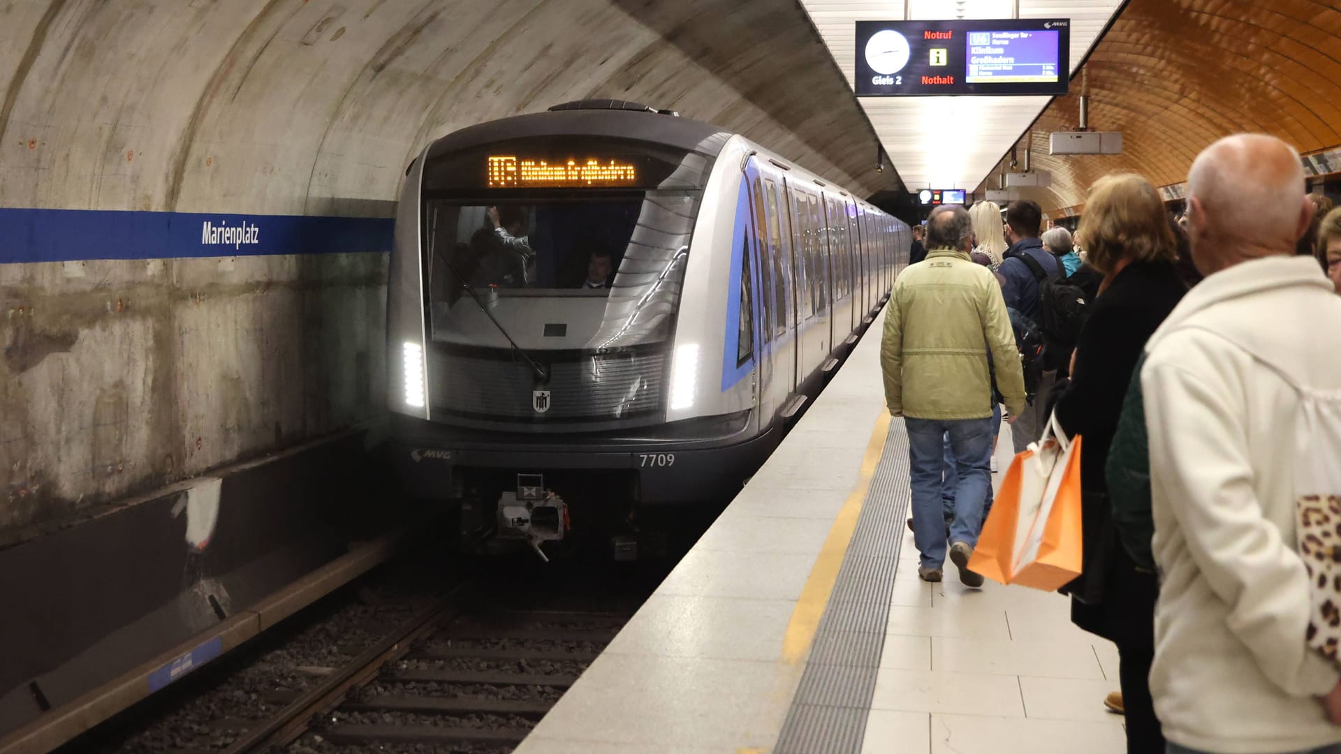 Eine U-Bahn fährt am Marienplatz ein (Archivbild): Der 29-Jährige kam in den Schockraum einer Münchner Klinik.