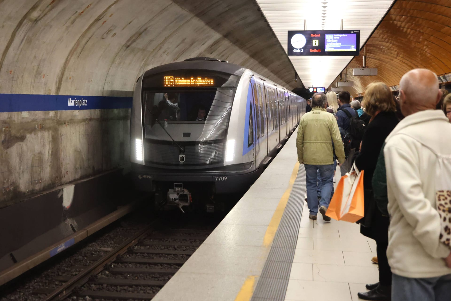 Eine U-Bahn fährt am Marienplatz ein (Archivbild): Der 29-Jährige kam in den Schockraum einer Münchner Klinik.