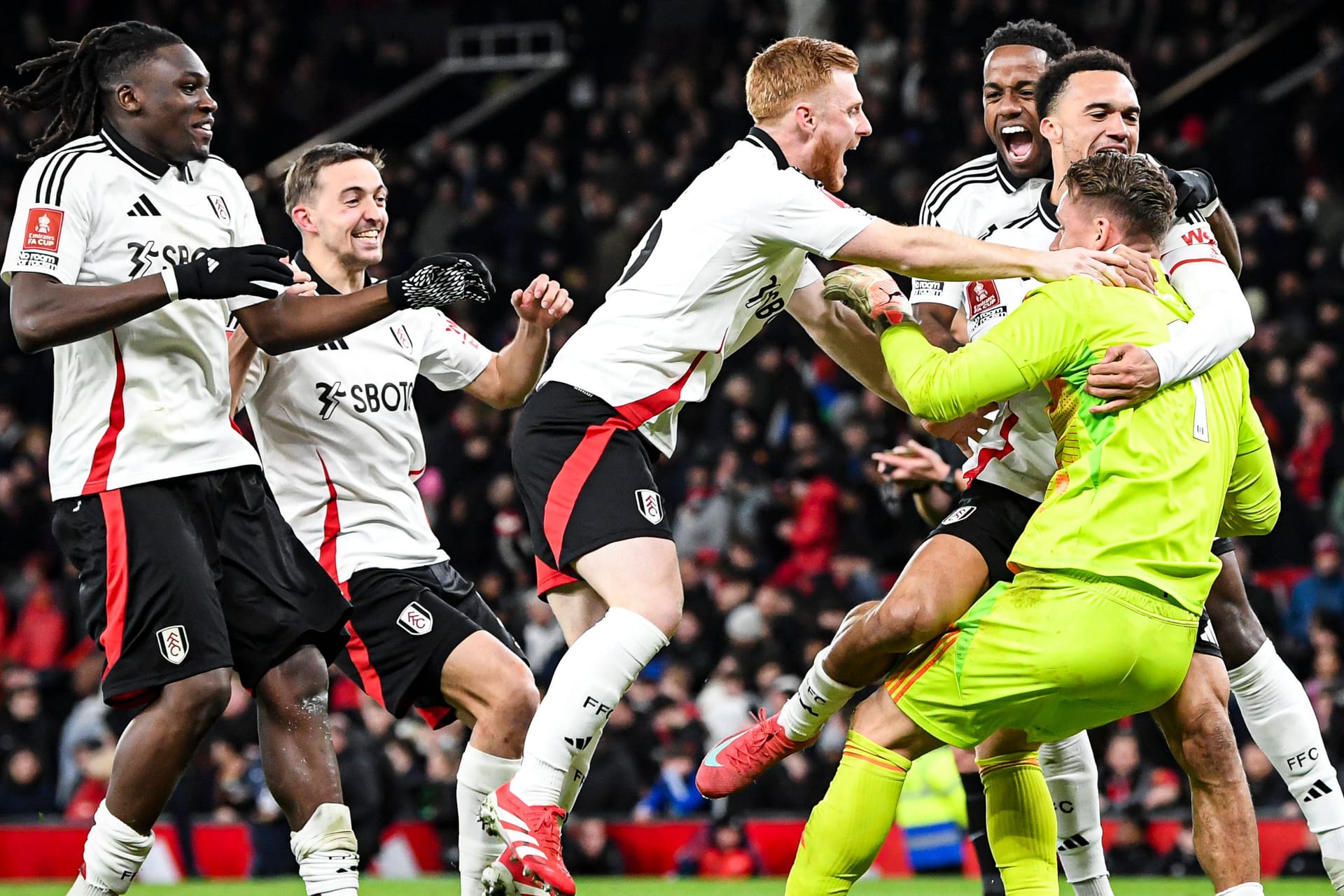 Fulhams Spieler feiern Bernd Leno (r.): Der Nationalkeeper blieb im Elfmeterschießen ruhig.