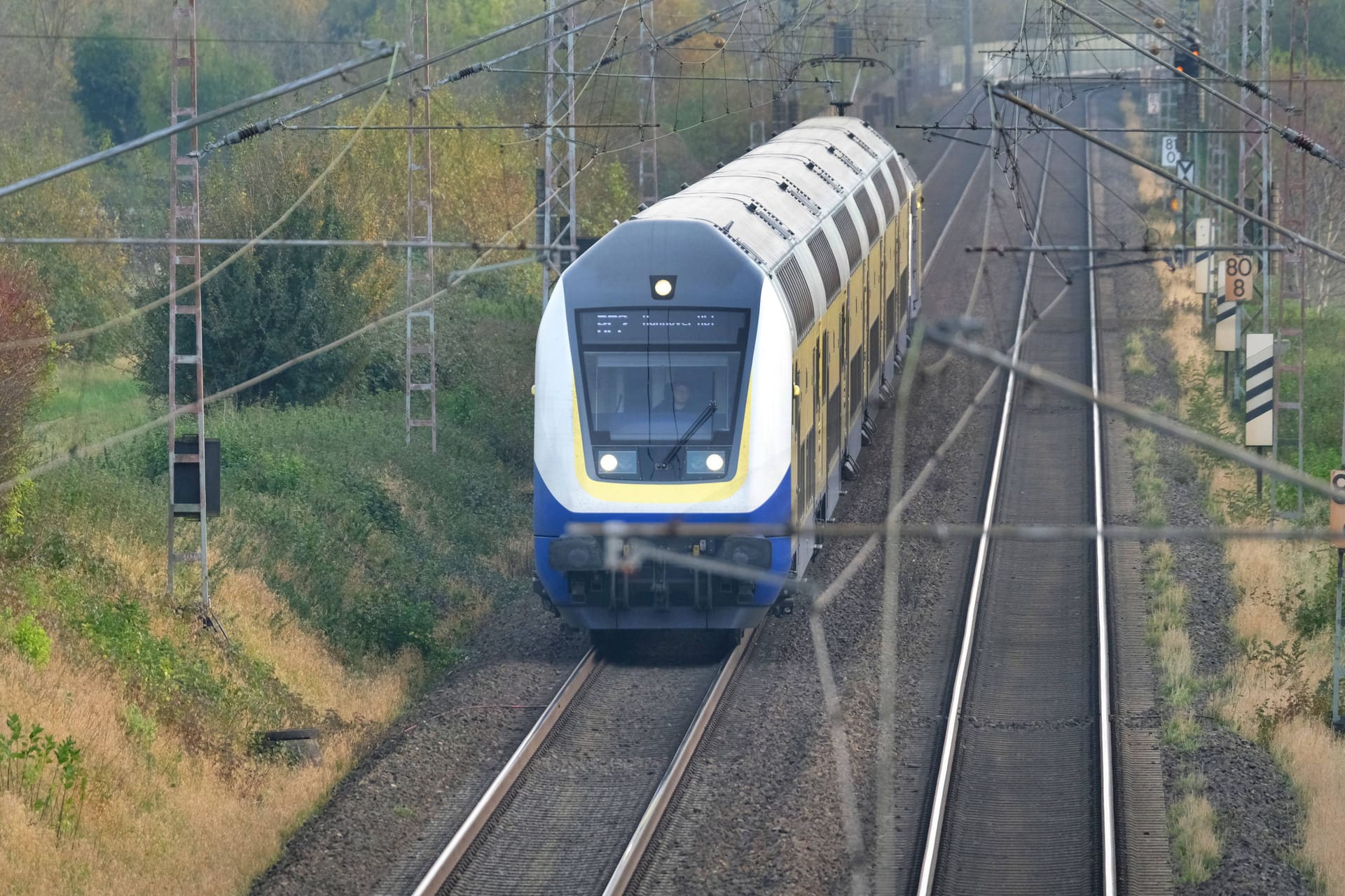 Ein fahrender Metronom-Zug (Archivbild): Wegen eines Oberleitungsschadens kommt es zu Verspätungen und Ausfällen.