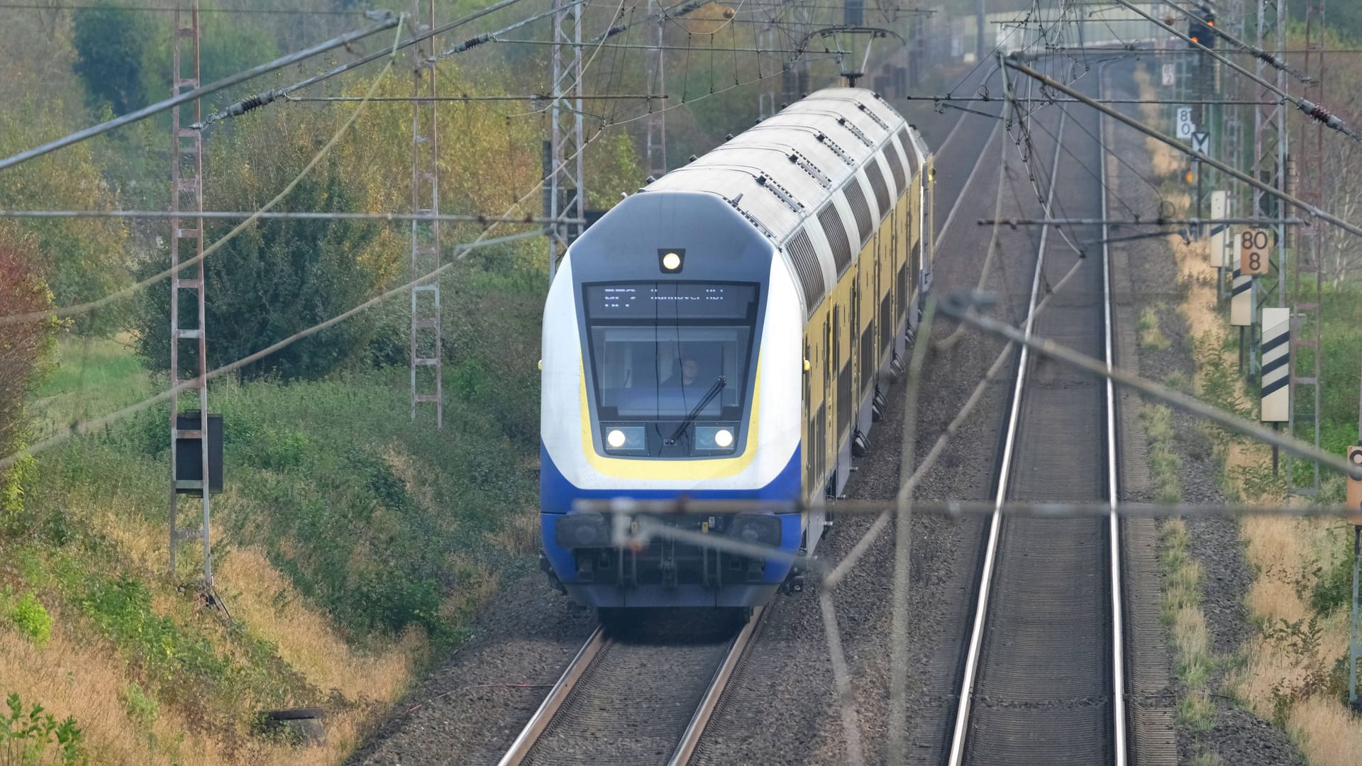 Ein fahrender Metronom-Zug (Archivbild): Wegen eines Oberleitungsschadens kommt es zu Verspätungen und Ausfällen.