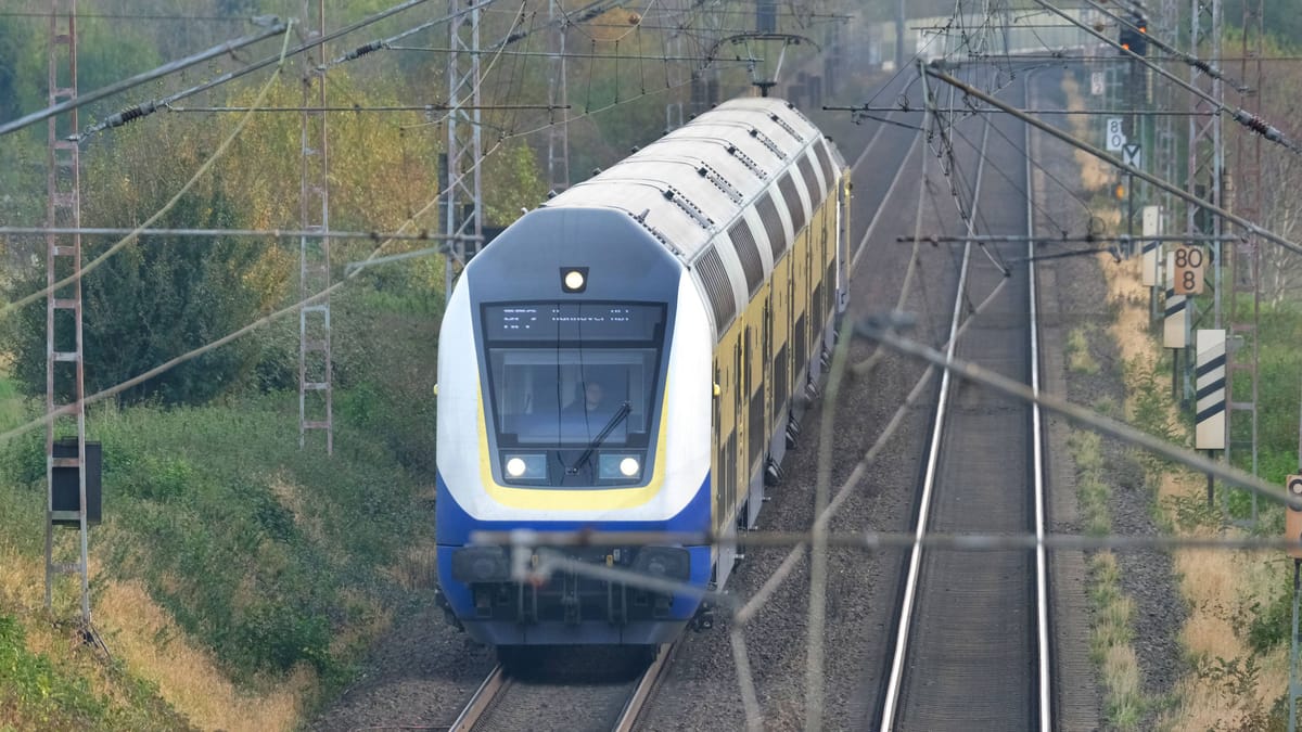 Železniška proga Hamburg-Bremen zaprta zaradi trka vlaka z gorečo vejo