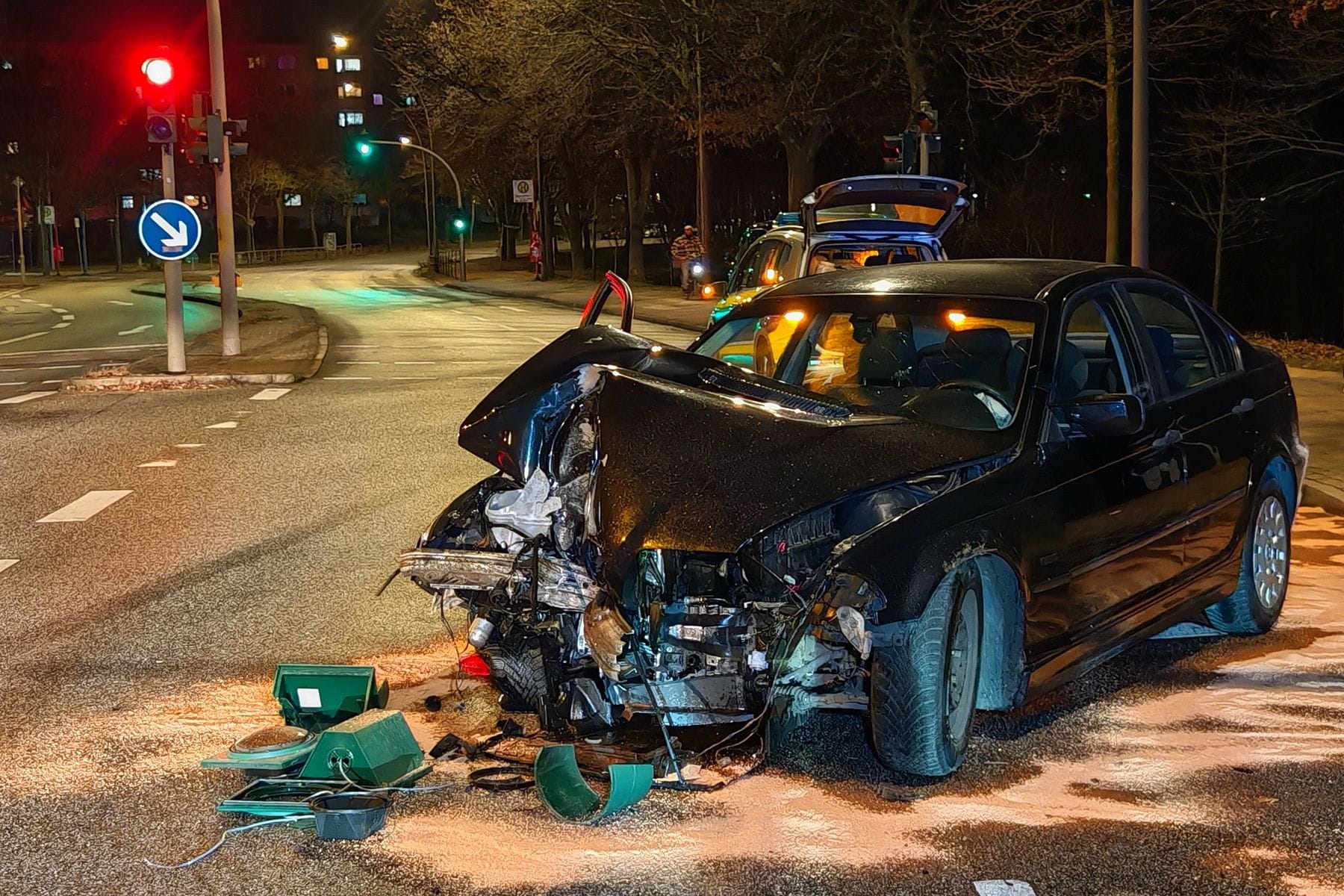 Ein Unfallauto steht auf einer Kreuzung: Bei einem mutmaßlichen Straßenrennen kam es am Sonntagabend in Hamburg zu einem schweren Unfall.