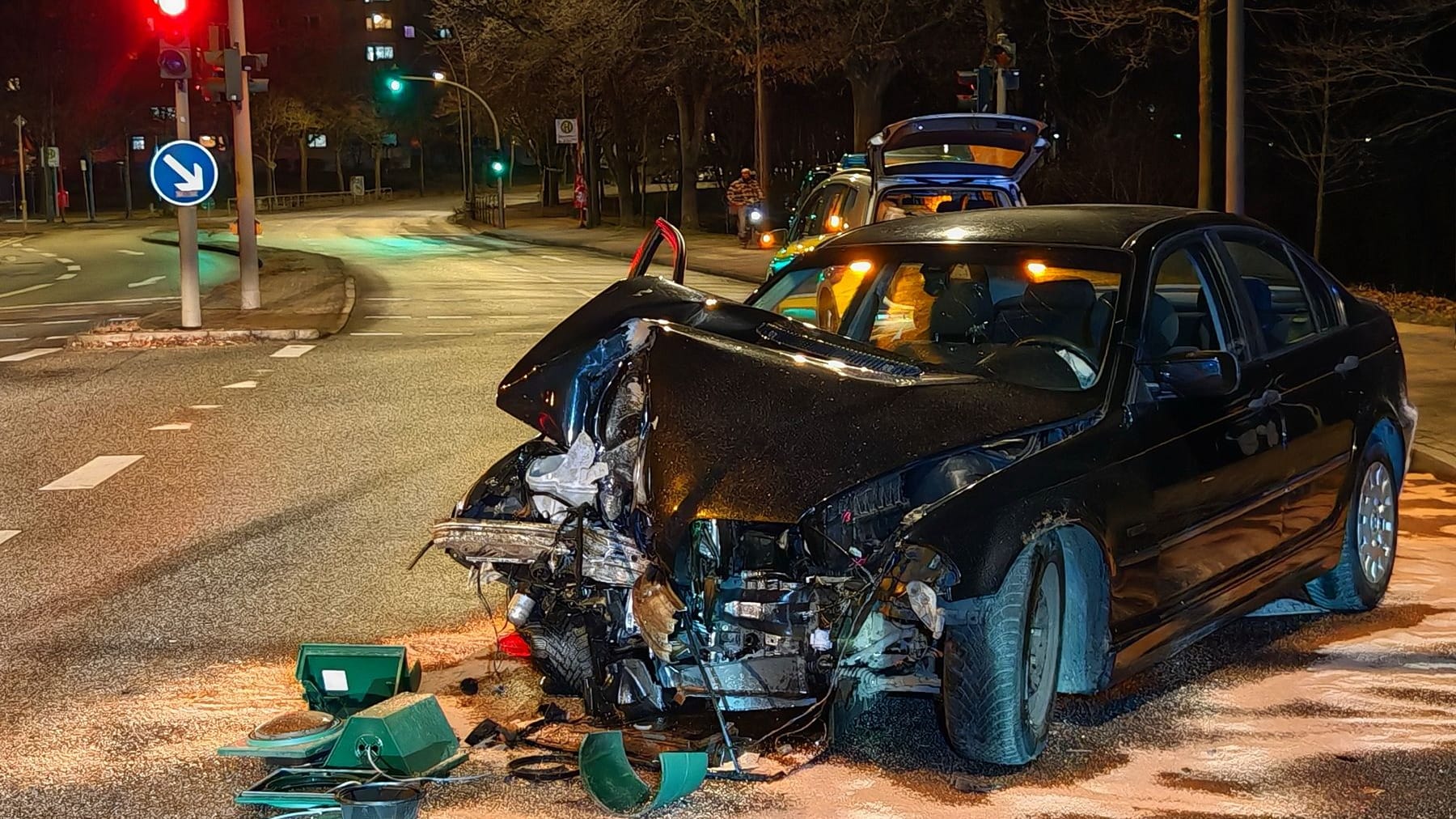 Ein Unfallauto steht auf einer Kreuzung: Bei einem mutmaßlichen Straßenrennen kam es am Sonntagabend in Hamburg zu einem schweren Unfall.