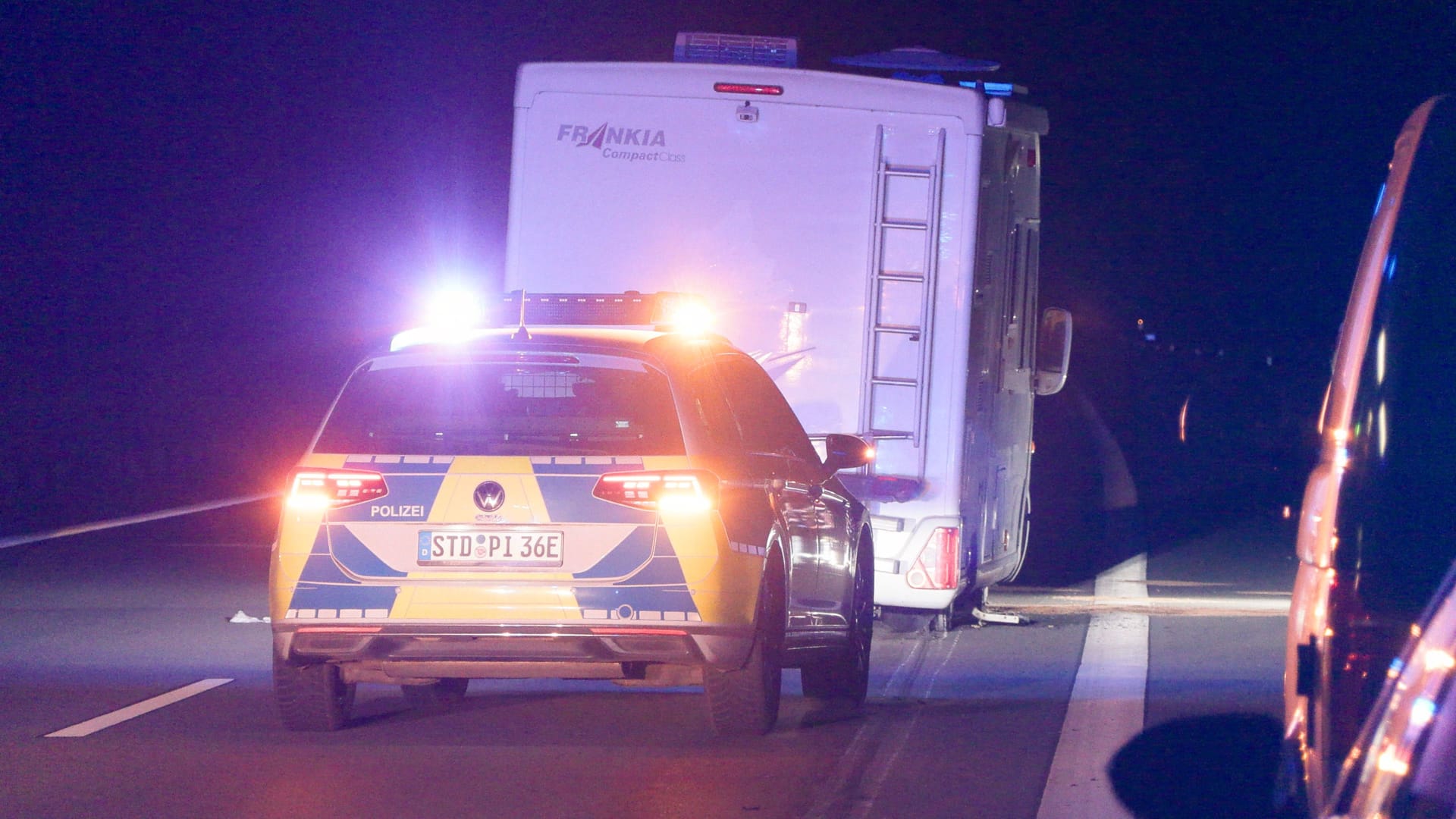 Das gestoppte Wohnmobil: Am Ende hatte der qualmende Camper noch mit plattem Reifen ein Polizeiauto gerammt.