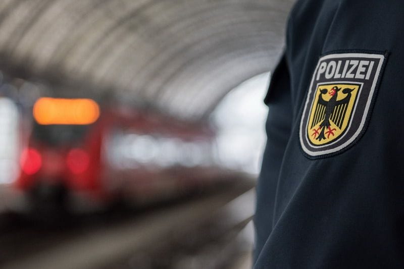 Ein Beamter der Bundespolizei in München (Symbolbild). Gesucht wurde ein Mann aus einer S-Bahn.