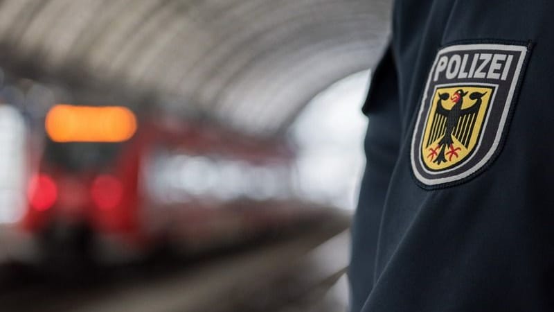 Ein Beamter der Bundespolizei in München (Symbolbild). Gesucht wurde ein Mann aus einer S-Bahn.