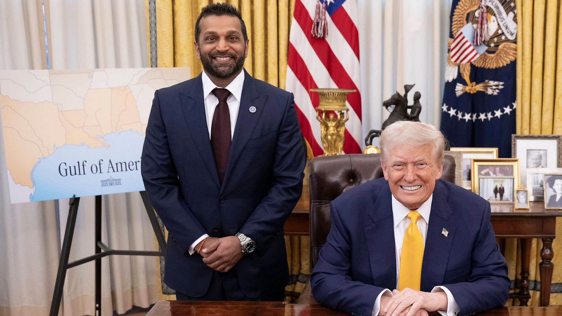 FBI-Chef Kash Patel zusammen mit Donald Trump im Oval Office (Archivbild).