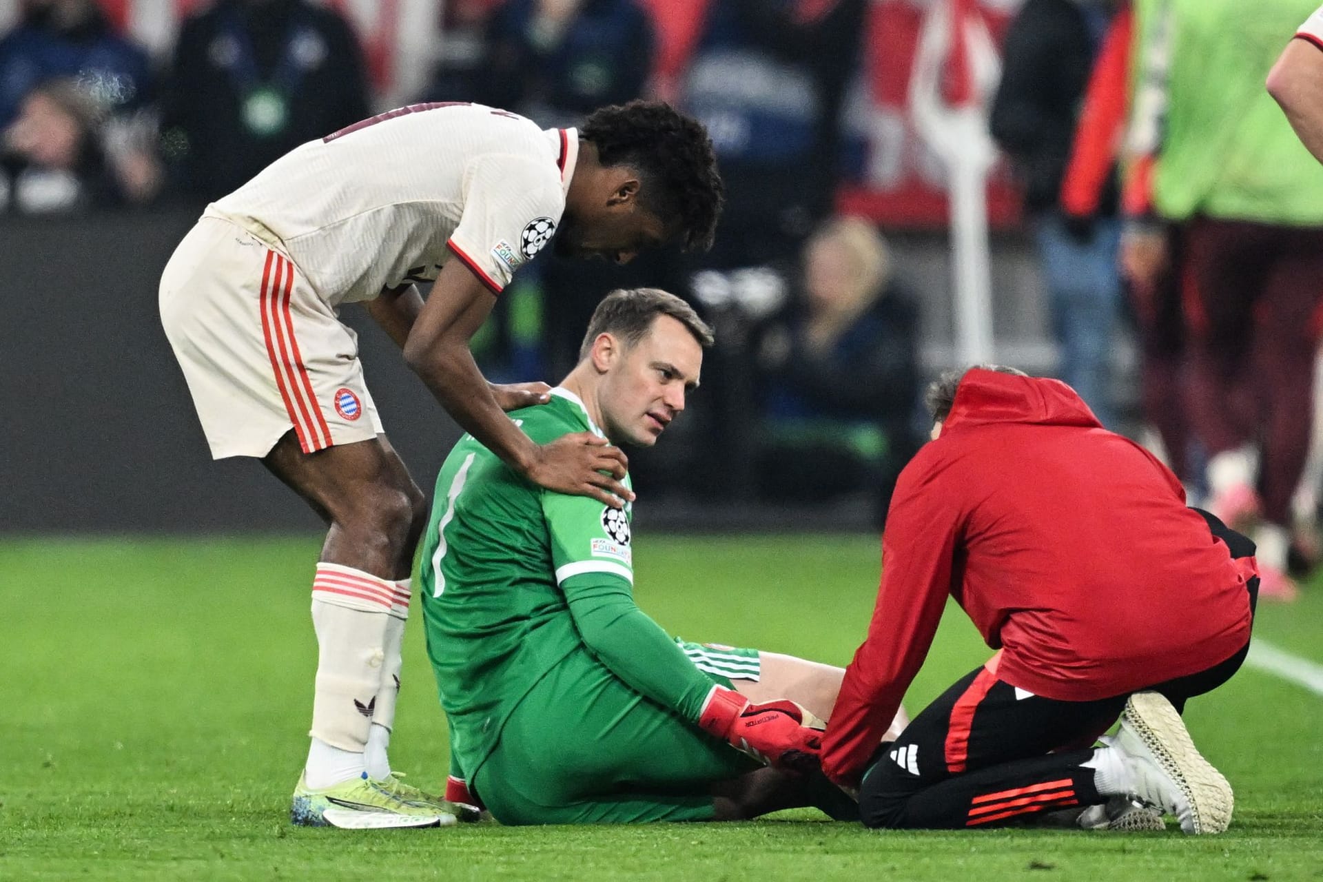 Manuel Neuer (bis 58. Minute): Feierte ein großes Jubiläum und machte sein 150. Spiel in der Königsklasse. Bügelte Upamecanos Abspielfehler mit einer wichtigen Parade per Schulter gegen Frimpong wieder aus (13.). Musste dann angeschlagen raus. Note 3