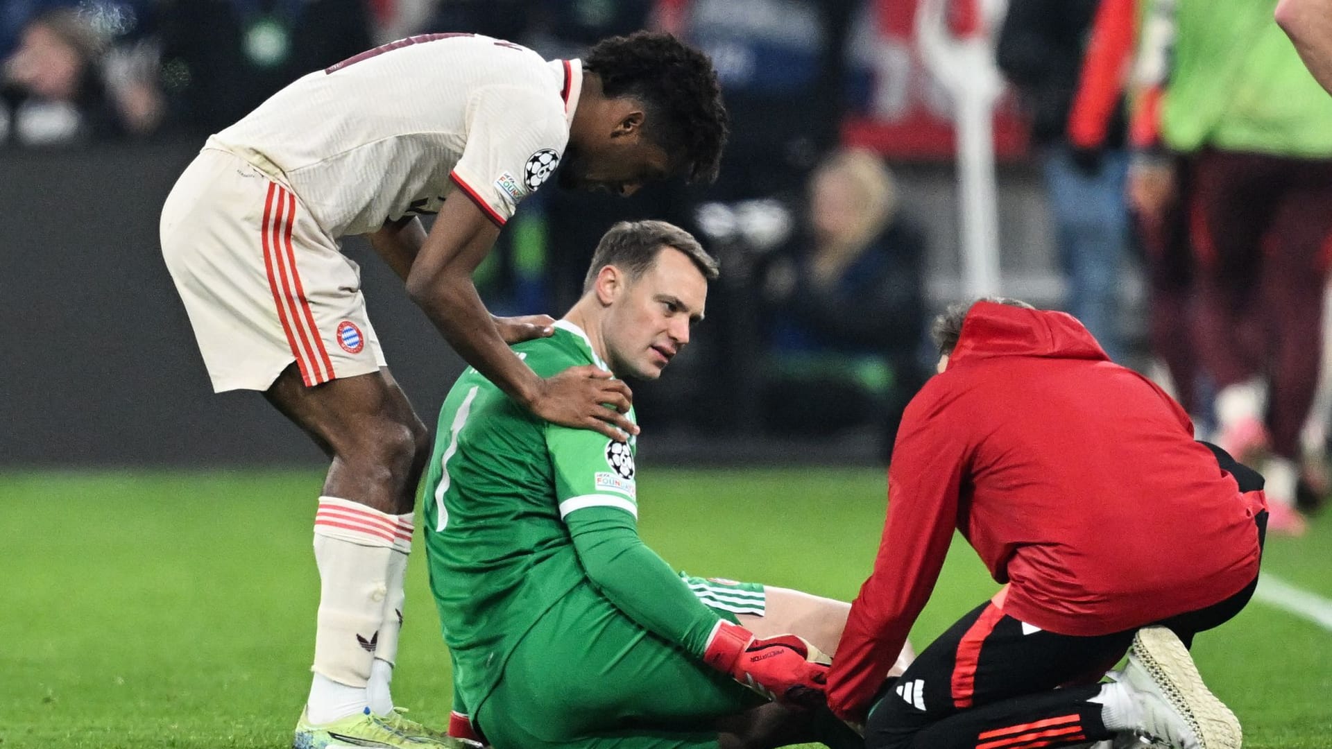 Manuel Neuer (bis 58. Minute): Feierte ein großes Jubiläum und machte sein 150. Spiel in der Königsklasse. Bügelte Upamecanos Abspielfehler mit einer wichtigen Parade per Schulter gegen Frimpong wieder aus (13.). Musste dann angeschlagen raus. Note 3