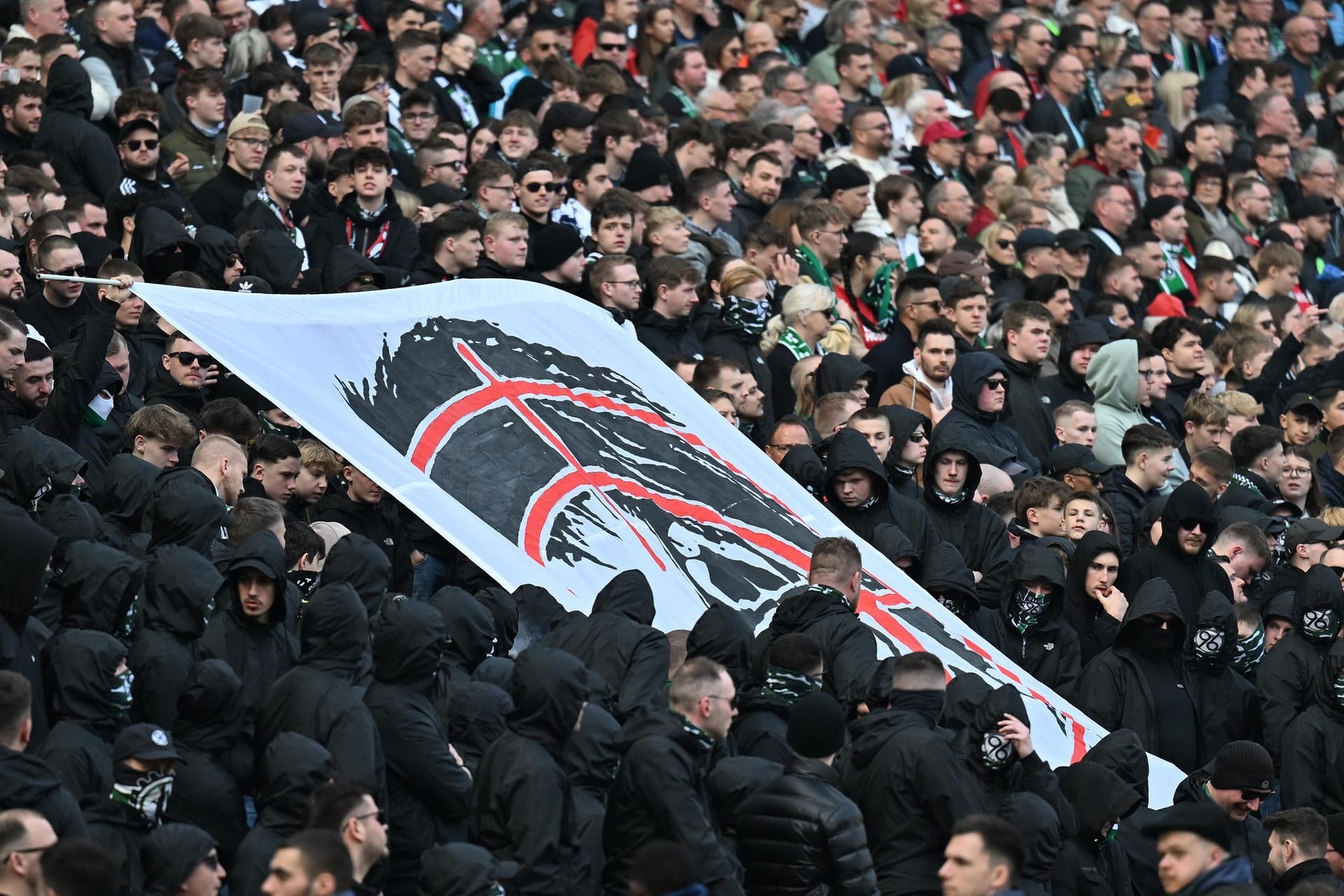 Ein Banner mit Fadenkreuz und einem Abbild von Daniela Behrens: Die Innenministerin wird von den Fans hart angegangen.