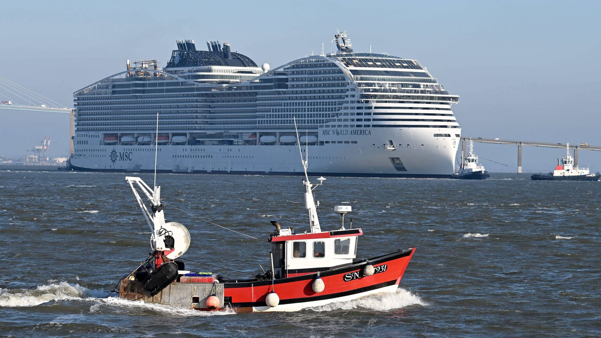 Die "MSC World America" verlässt im Dezember 2024 den Hafen von Saint Nazaire (Frankreich): Das neue Kreuzfahrtschiff ist 333 Meter lang.