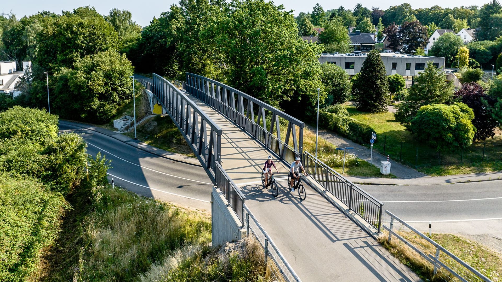 Die neue Brücke über der Straße Strangenhäuschen in Aachen: Sie ist Teil des auszubauenden Bahntrassenradwegs Aachen – Jülich.