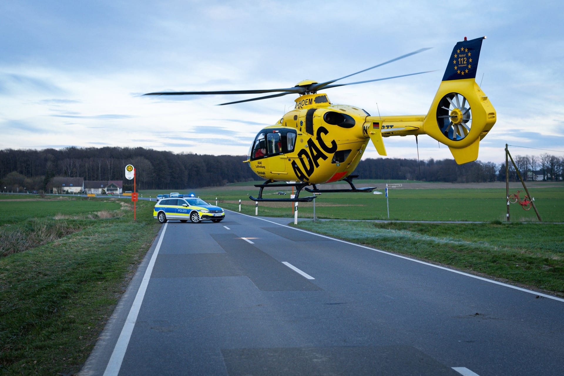 Rettungshubschrauber (Symbolbild): Eine Frau wurde lebensgefährlich verletzt.