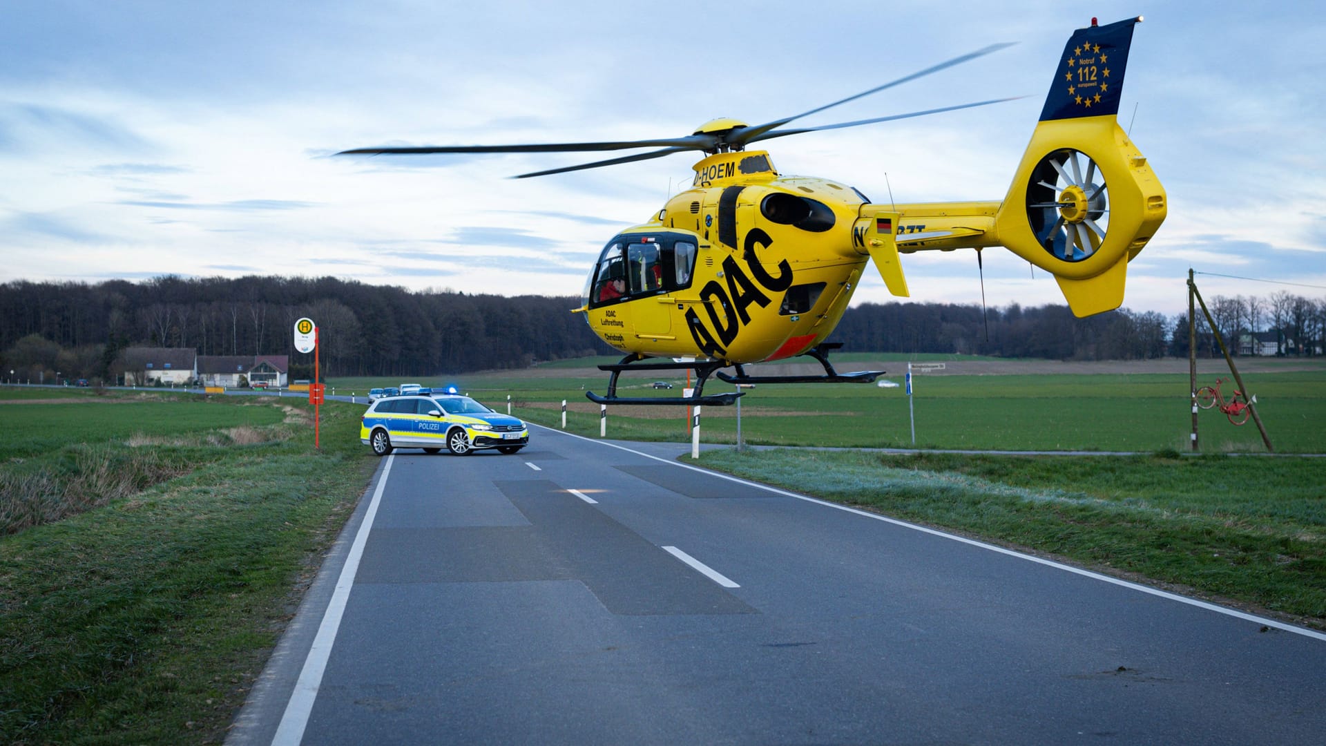 Rettungshubschrauber (Symbolbild): Eine Frau wurde lebensgefährlich verletzt.