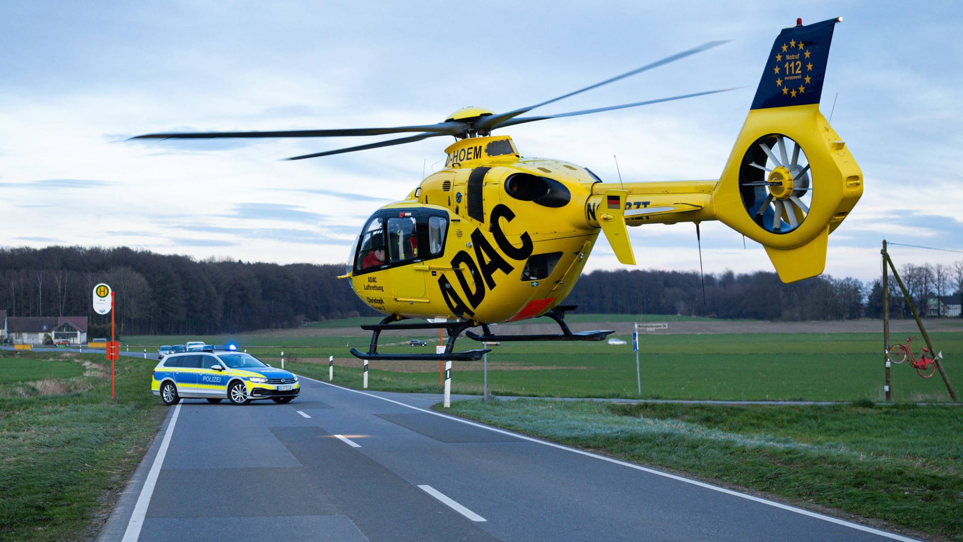 Rettungshubschrauber (Symbolbild): Eine Frau wurde lebensgefährlich verletzt.