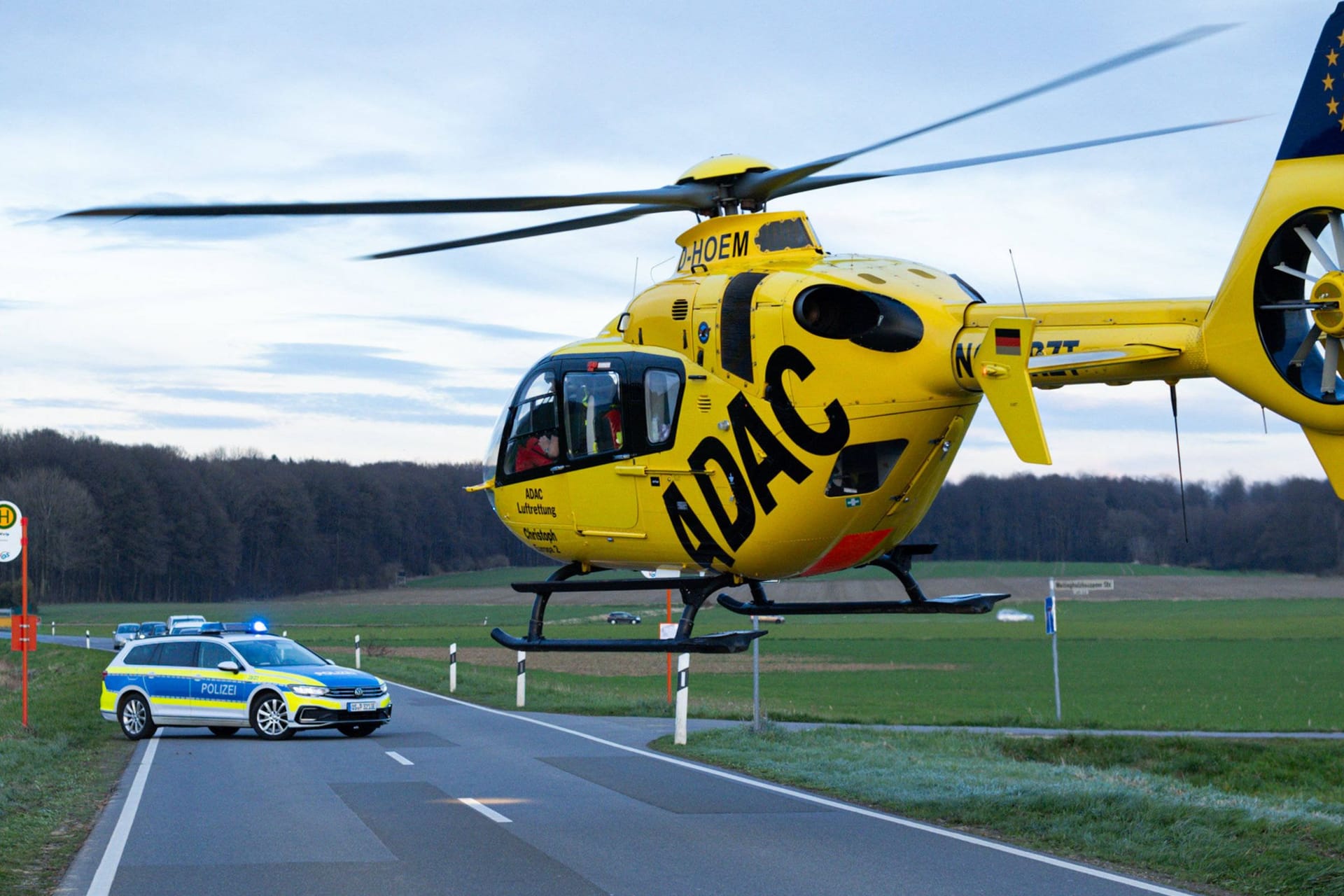 Rettungshubschrauber (Symbolbild): Eine Frau wurde lebensgefährlich verletzt.