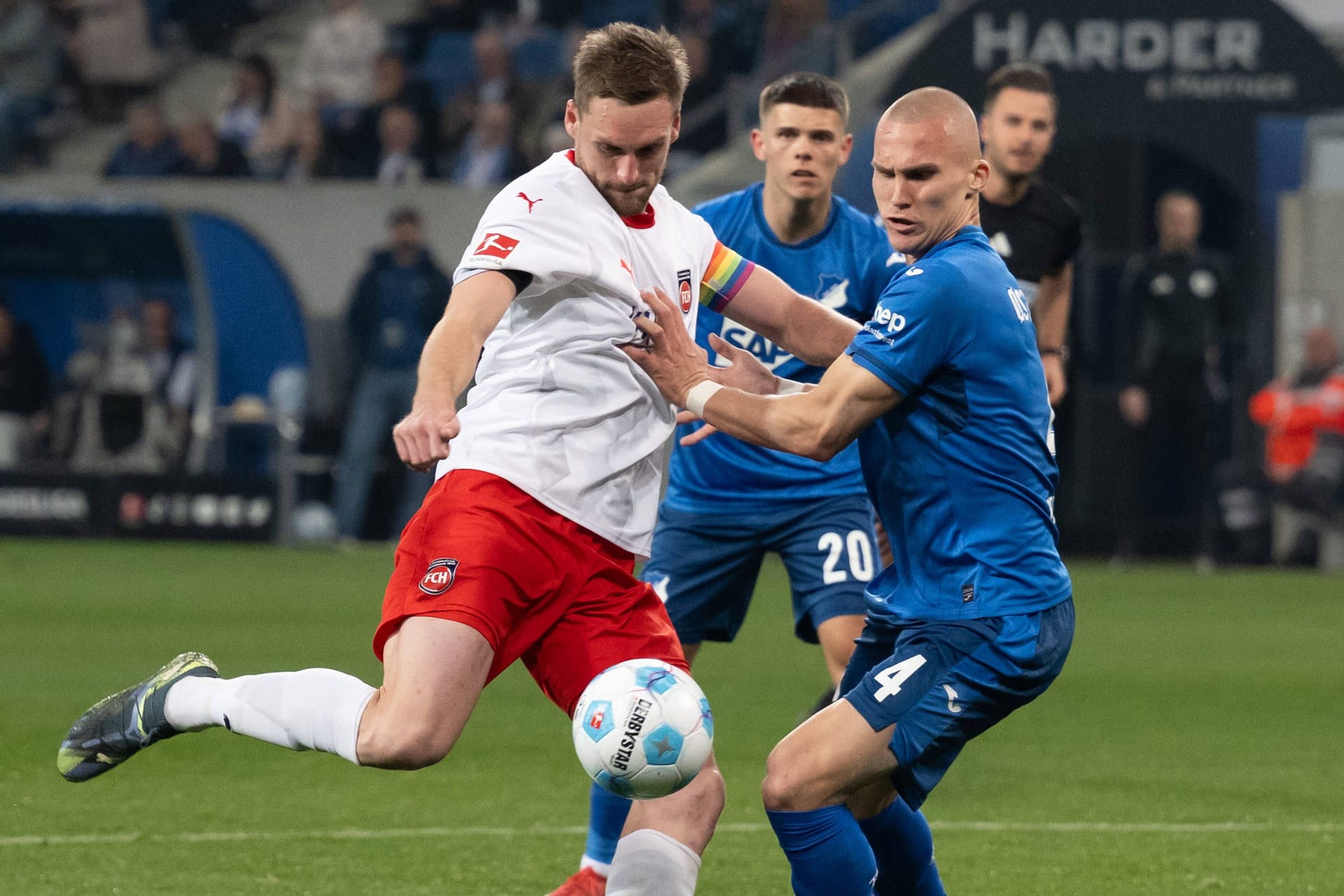 Patrick Mainka (links) im Zweikampf mit Leo Østigård: Im Tabellenkeller hätten Hoffenheim und Heidenheim drei Punkte gebrauchen können.