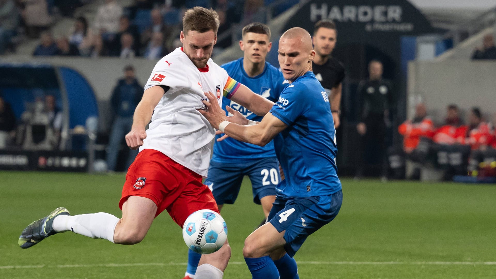 Patrick Mainka (links) im Zweikampf mit Leo Østigård: Im Tabellenkeller hätten Hoffenheim und Heidenheim drei Punkte gebrauchen können.