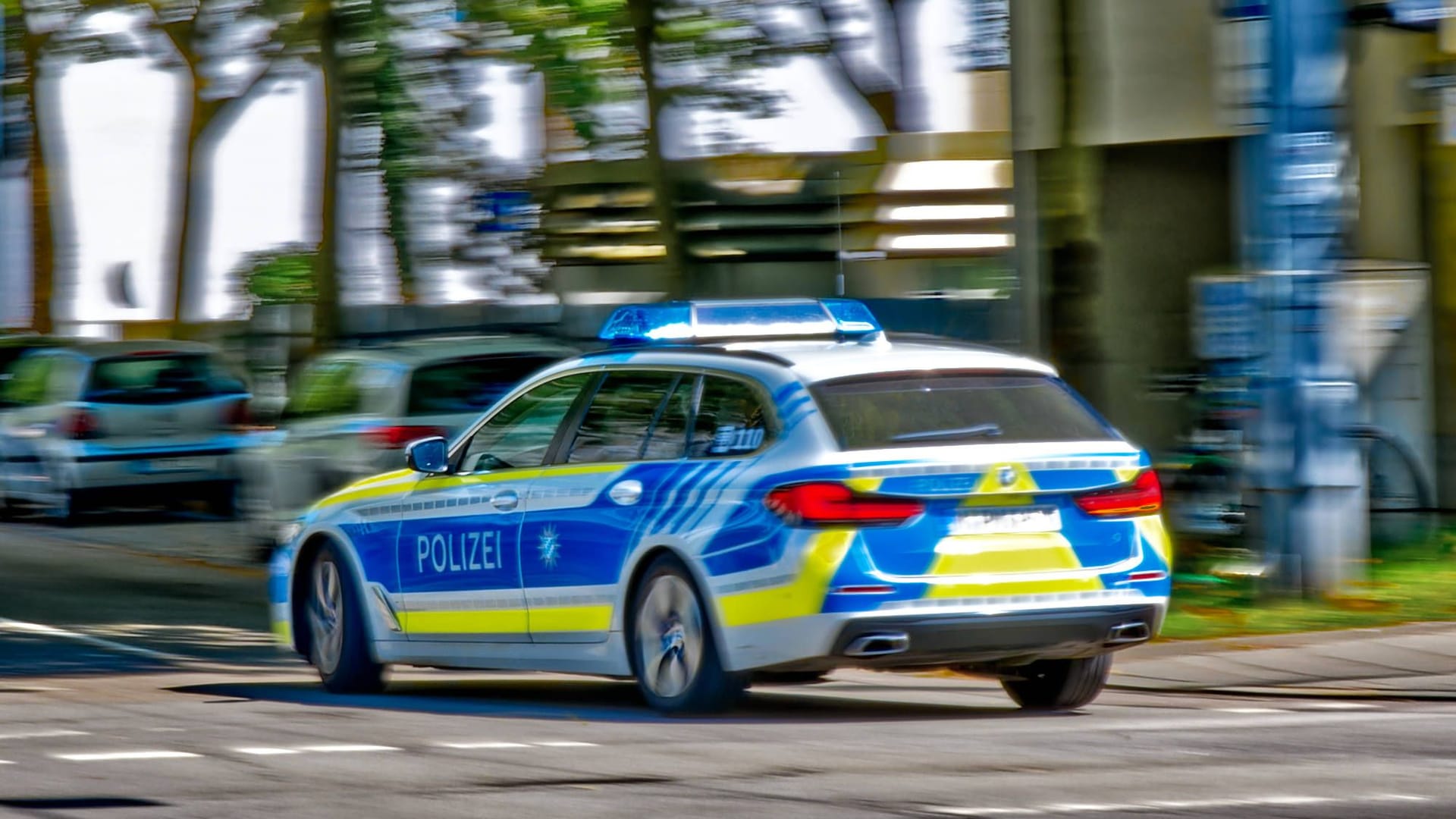 Ein Polizeiauto fährt mit Blaulicht durch München (Archivbild): Eine sofort eingeleitete Fahndung blieb erfolglos.