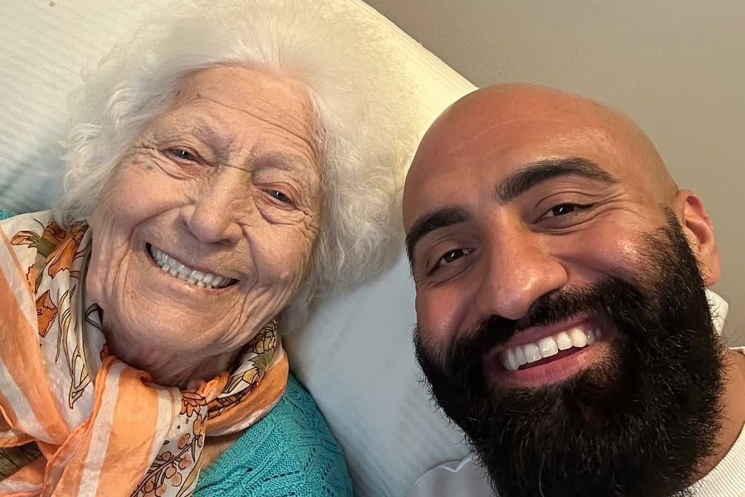 Oma Lotti (links) und ihr Pfleger Rashid Hamid: Auch nach ihrem Tod kümmert sich der Influencer um die Seniorin.