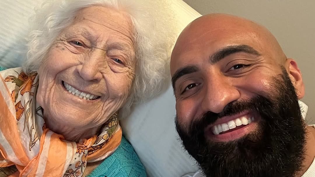 Oma Lotti (links) und ihr Pfleger Rashid Hamid: Auch nach ihrem Tod kümmert sich der Influencer um die Seniorin.