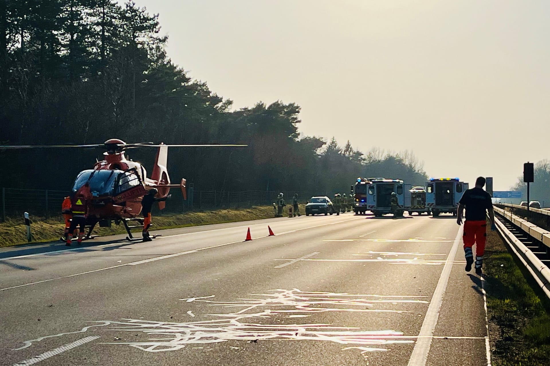 Die Unfallstelle auf der A1 nach Hamburg: Neben der Polizei war auch ein Rettungshubschrauber, der Rettungsdienst und die Feuerwehr im Einsatz.