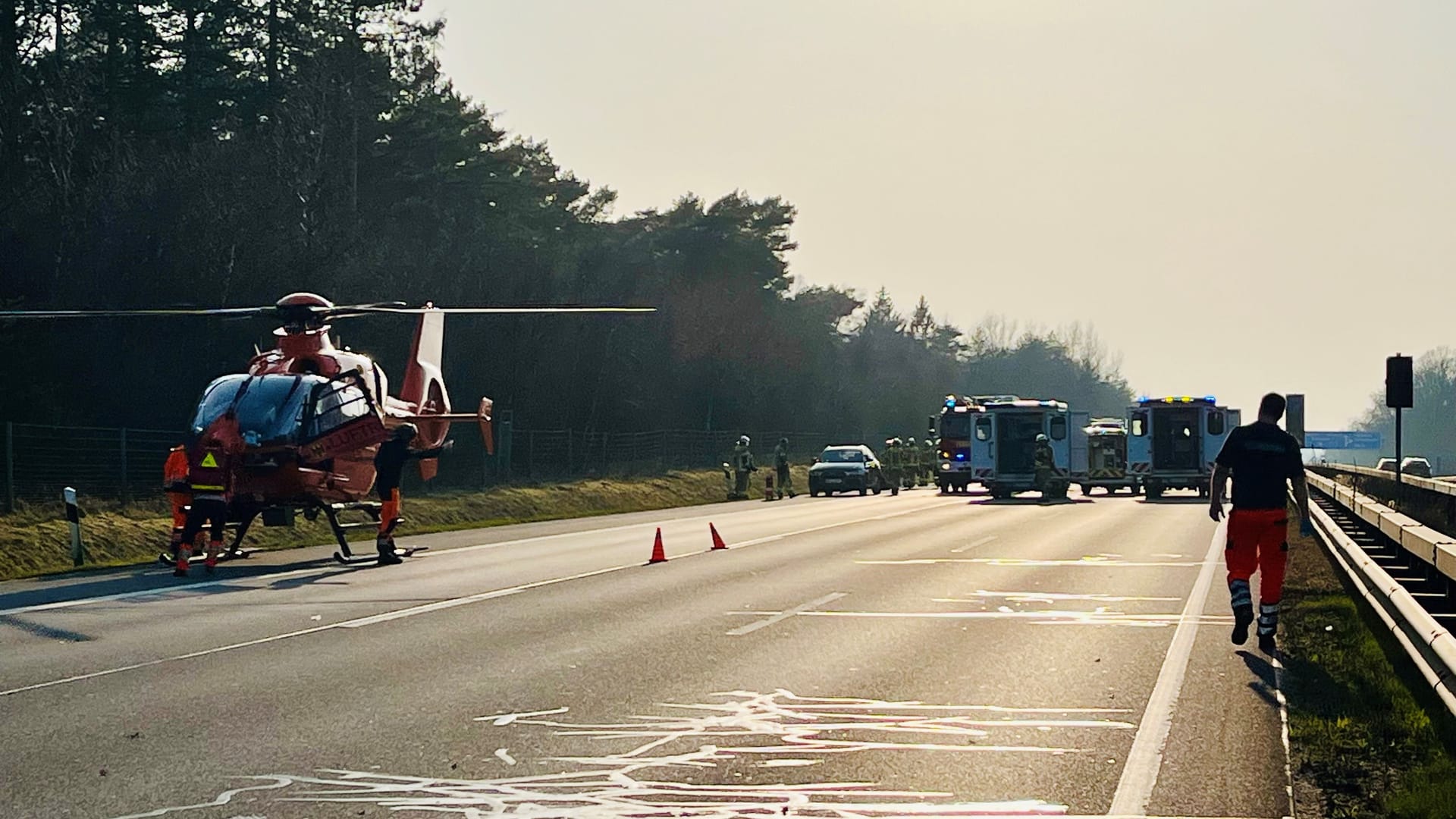 Die Unfallstelle auf der A1 nach Hamburg: Neben der Polizei war auch ein Rettungshubschrauber, der Rettungsdienst und die Feuerwehr im Einsatz. Die Unfallstelle auf der A1 nach Hamburg: Neben der Polizei war auch ein Rettungshubschrauber, der Rettungsdienst und die Feuerwehr im Einsatz.