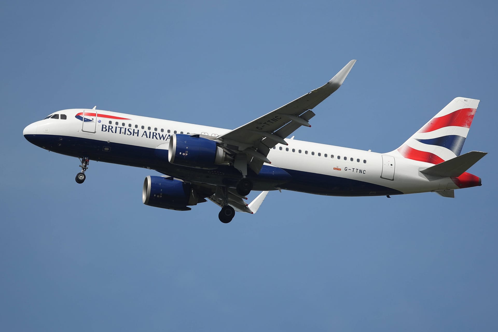 Ein Flugzeug von British Airways über Hannover (Archivbild): Flüge von und nach London fallen am Freitag aus.