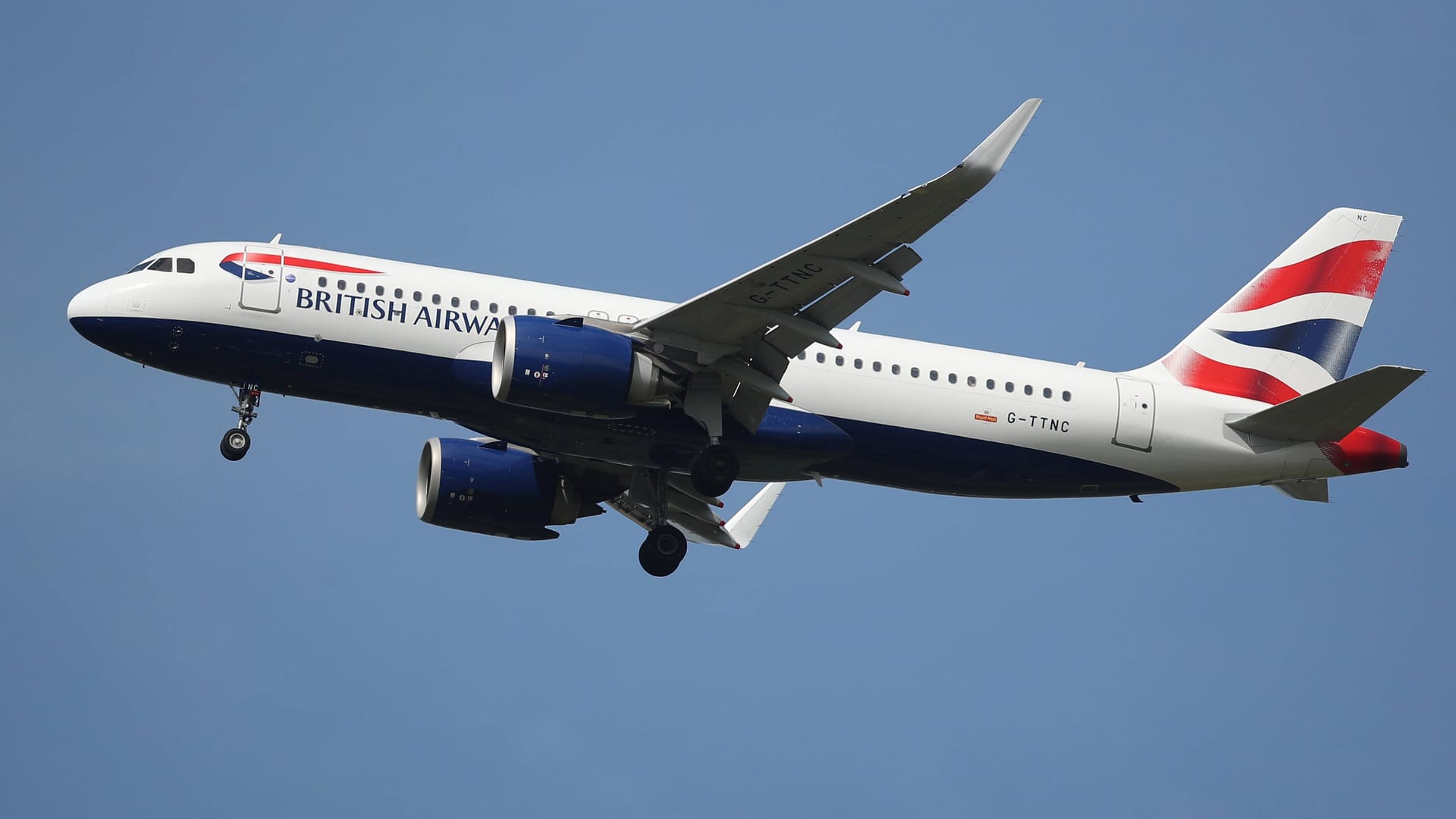 Ein Flugzeug von British Airways über Hannover (Archivbild): Flüge von und nach London fallen am Freitag aus.