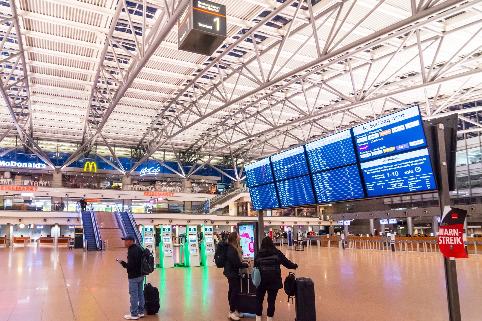 Flughafen Hamburg: Die meisten Flüge am Sonntag wurden wegen eines Streiks gestrichen.