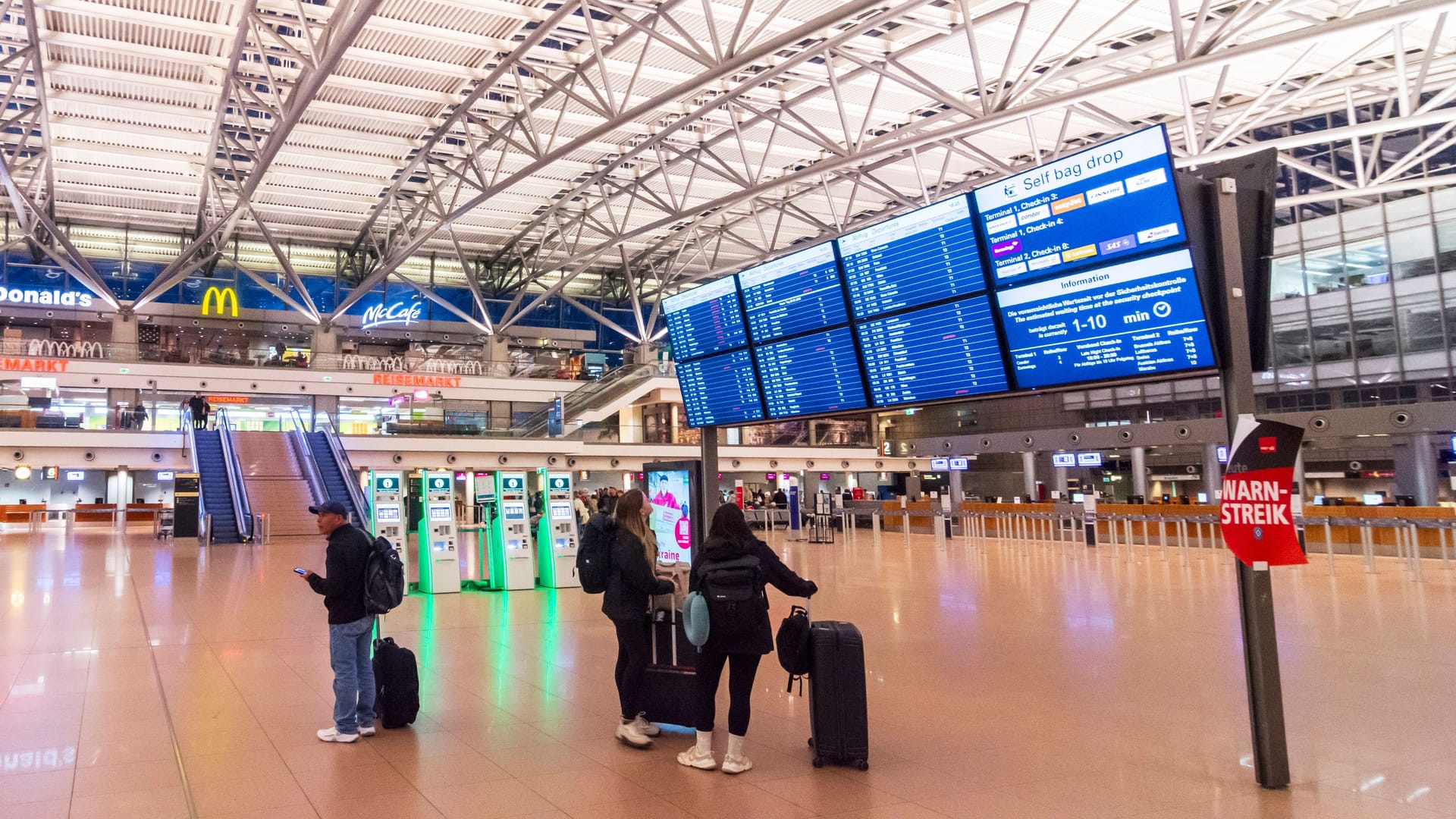 Flughafen Hamburg: Die meisten Flüge am Sonntag wurden wegen eines Streiks gestrichen.