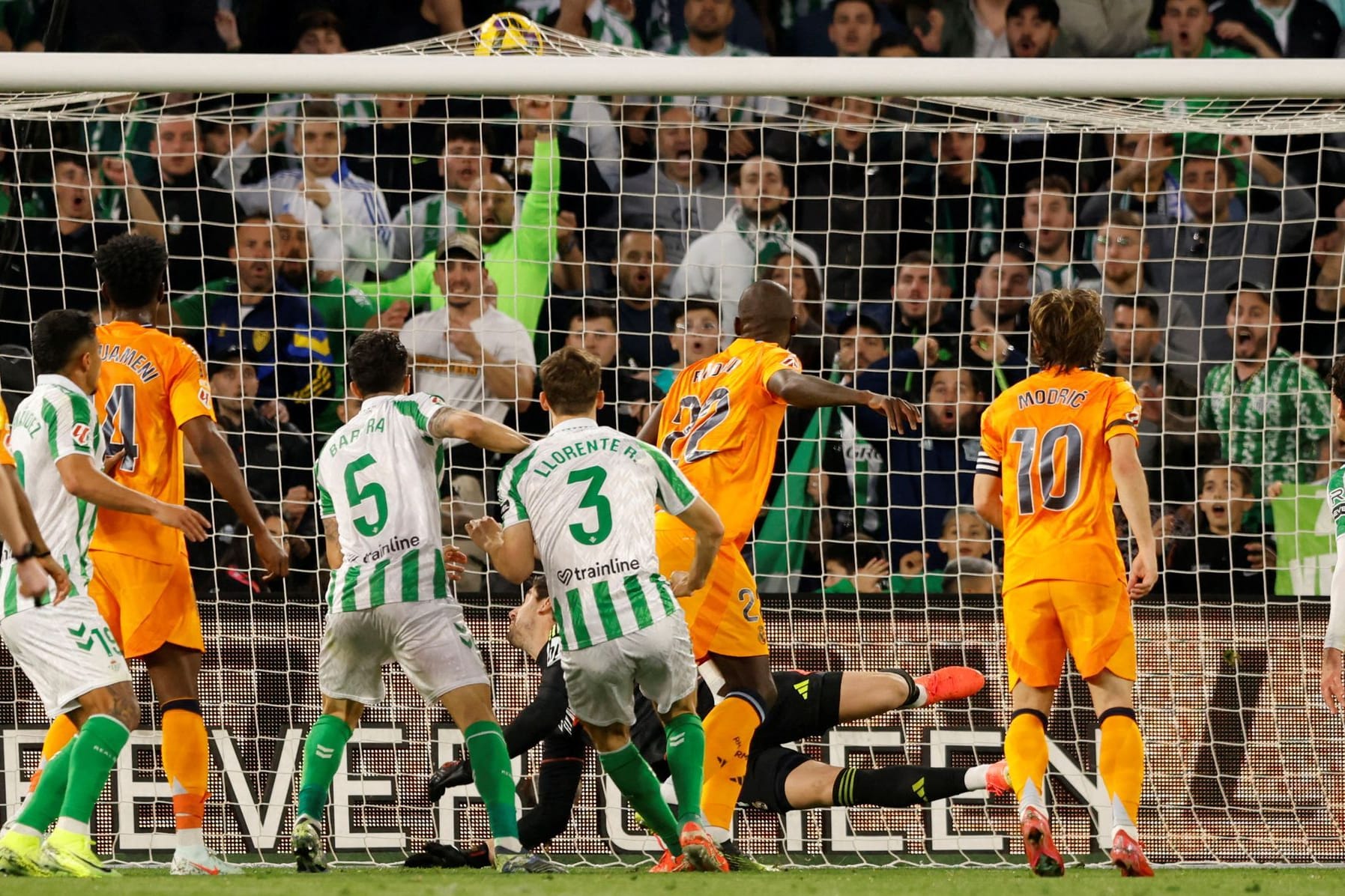 Das 1:1 für die Gastgeber: Johnny (r.) trifft gegen Real Madrid.