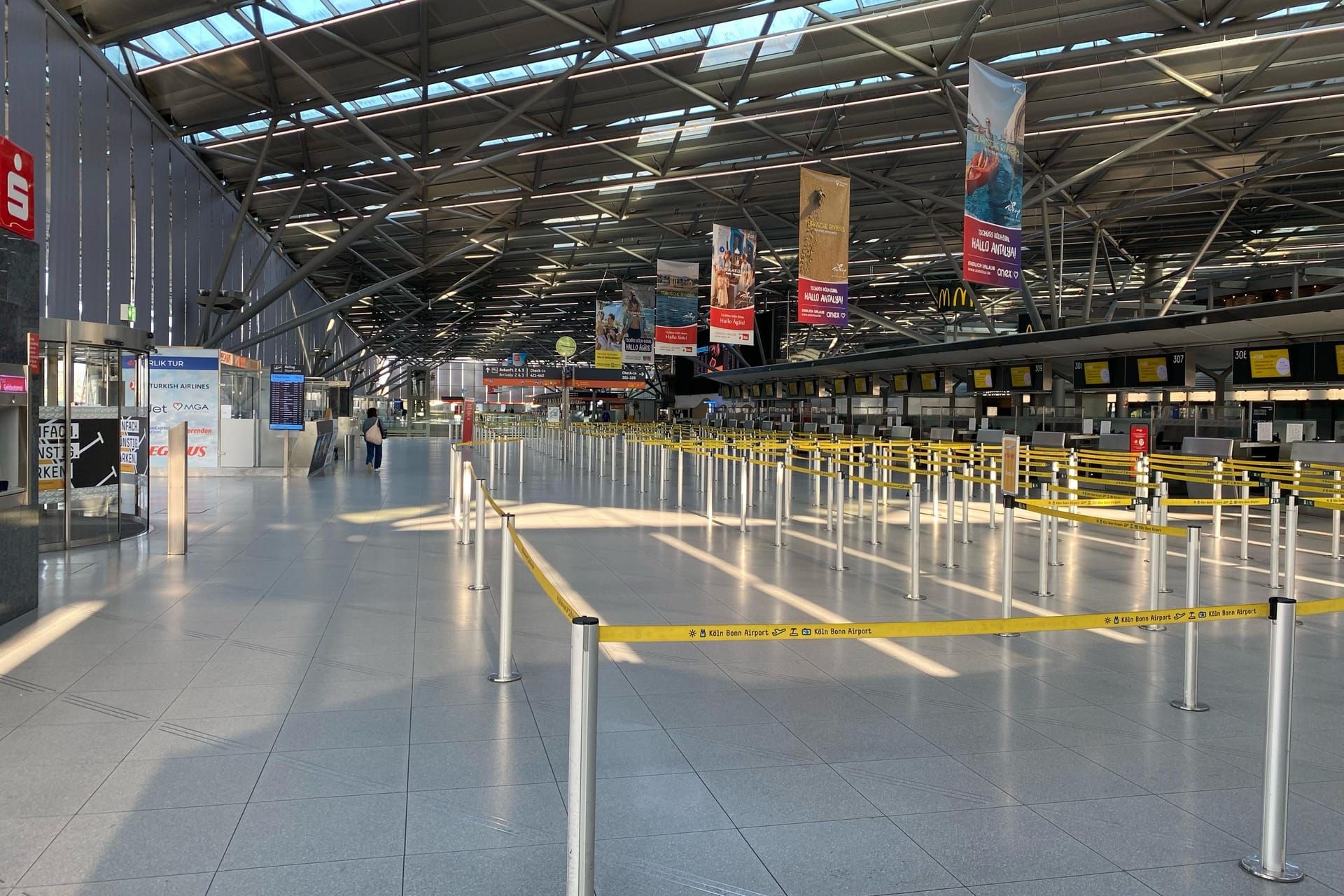 Verlassener Flughafen: Am Airport Köln/Bonn wurden am Montag alle Flüge annuliert.