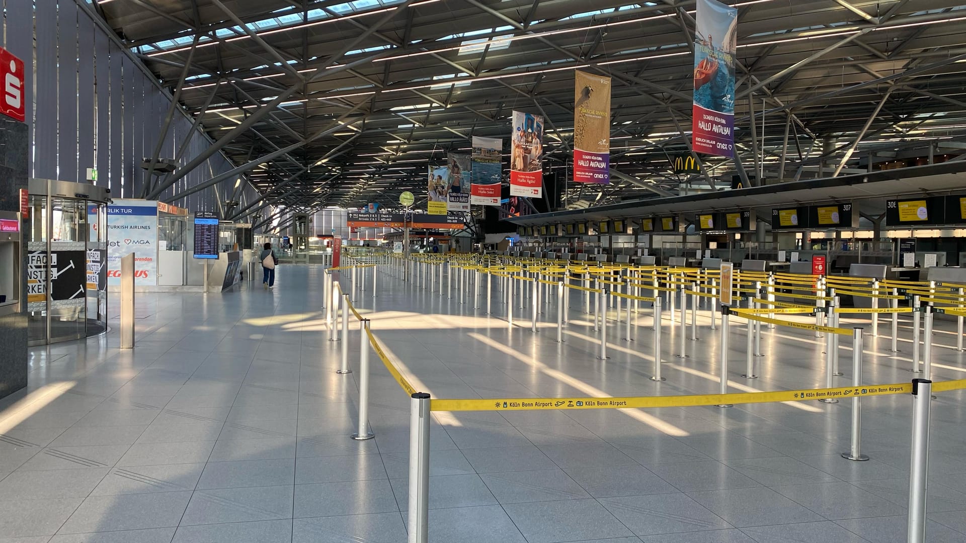 Verlassener Flughafen: Am Airport Köln/Bonn wurden am Montag alle Flüge annuliert.