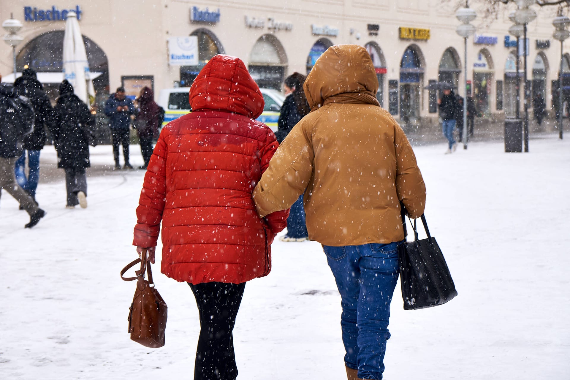 Menschen in München (Symbolbild): Es wird noch einmal empfindlich kalt, die Schneefallgrenze sinkt.