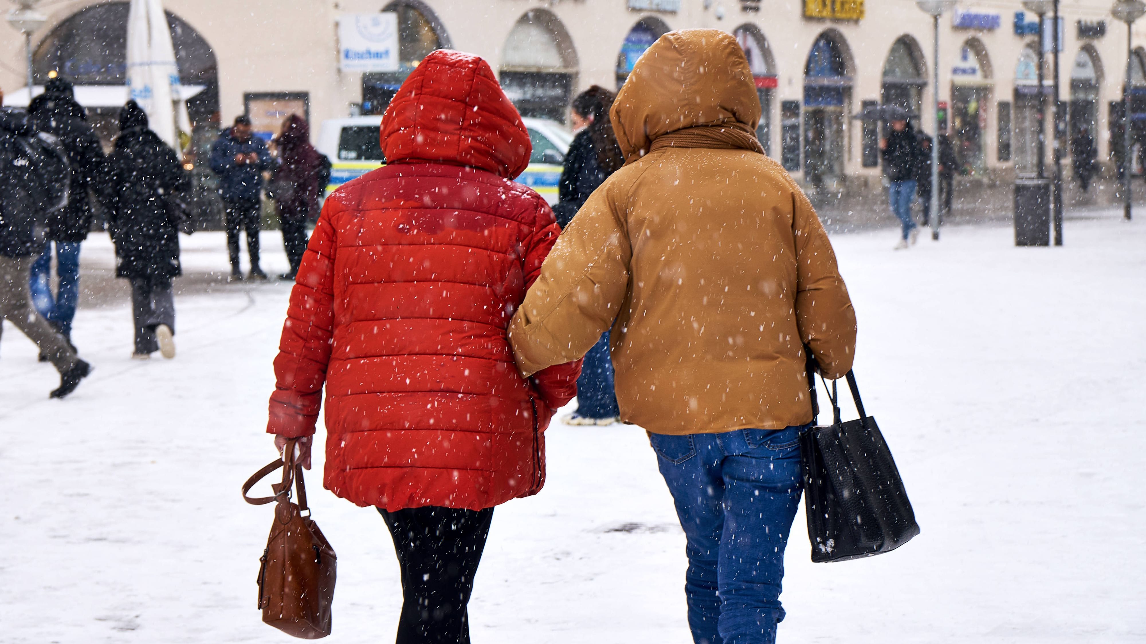 Menschen in München (Symbolbild): Es wird noch einmal empfindlich kalt, die Schneefallgrenze sinkt.